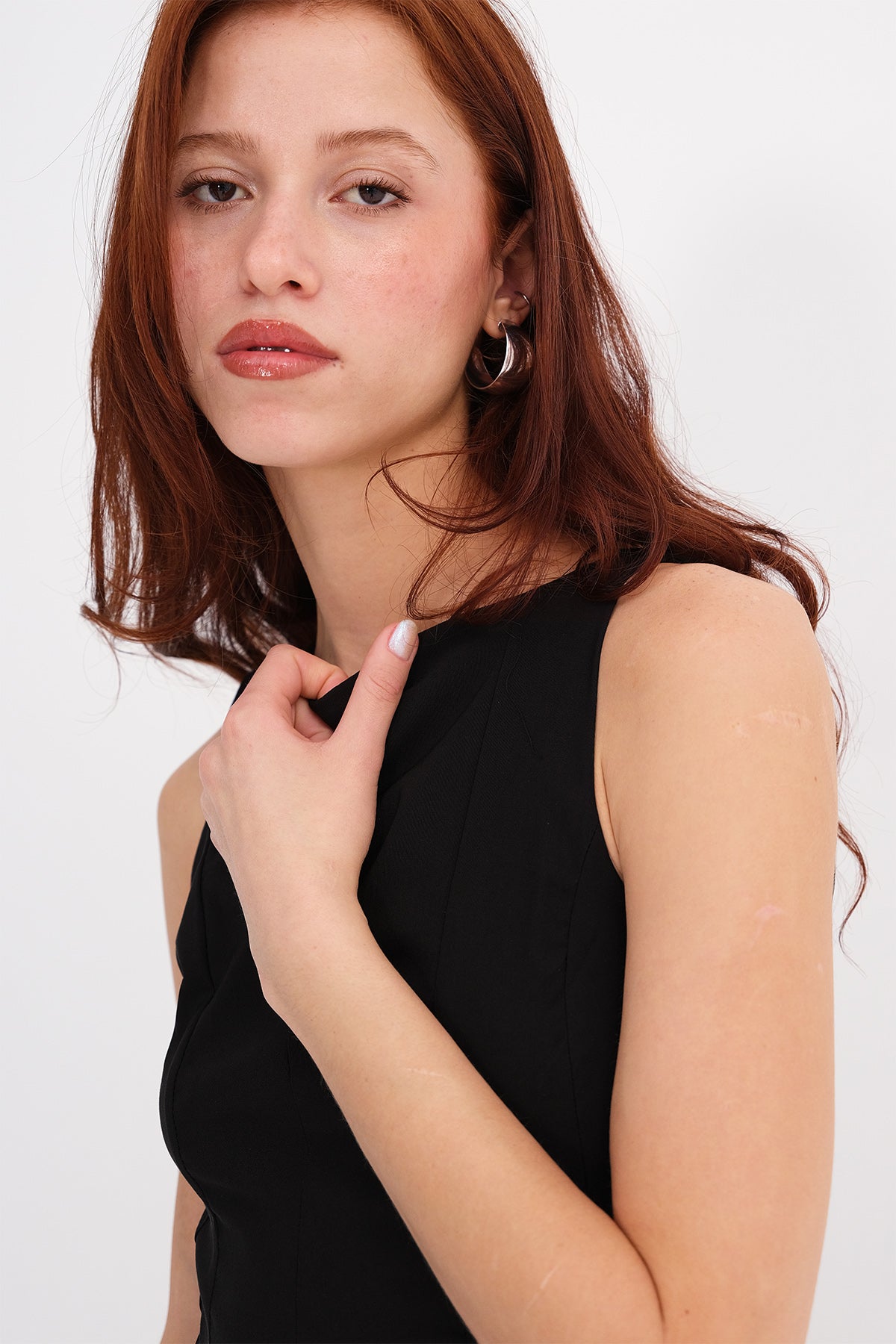 Black_Crew-Neck-Sleeveless-Blouse-addax