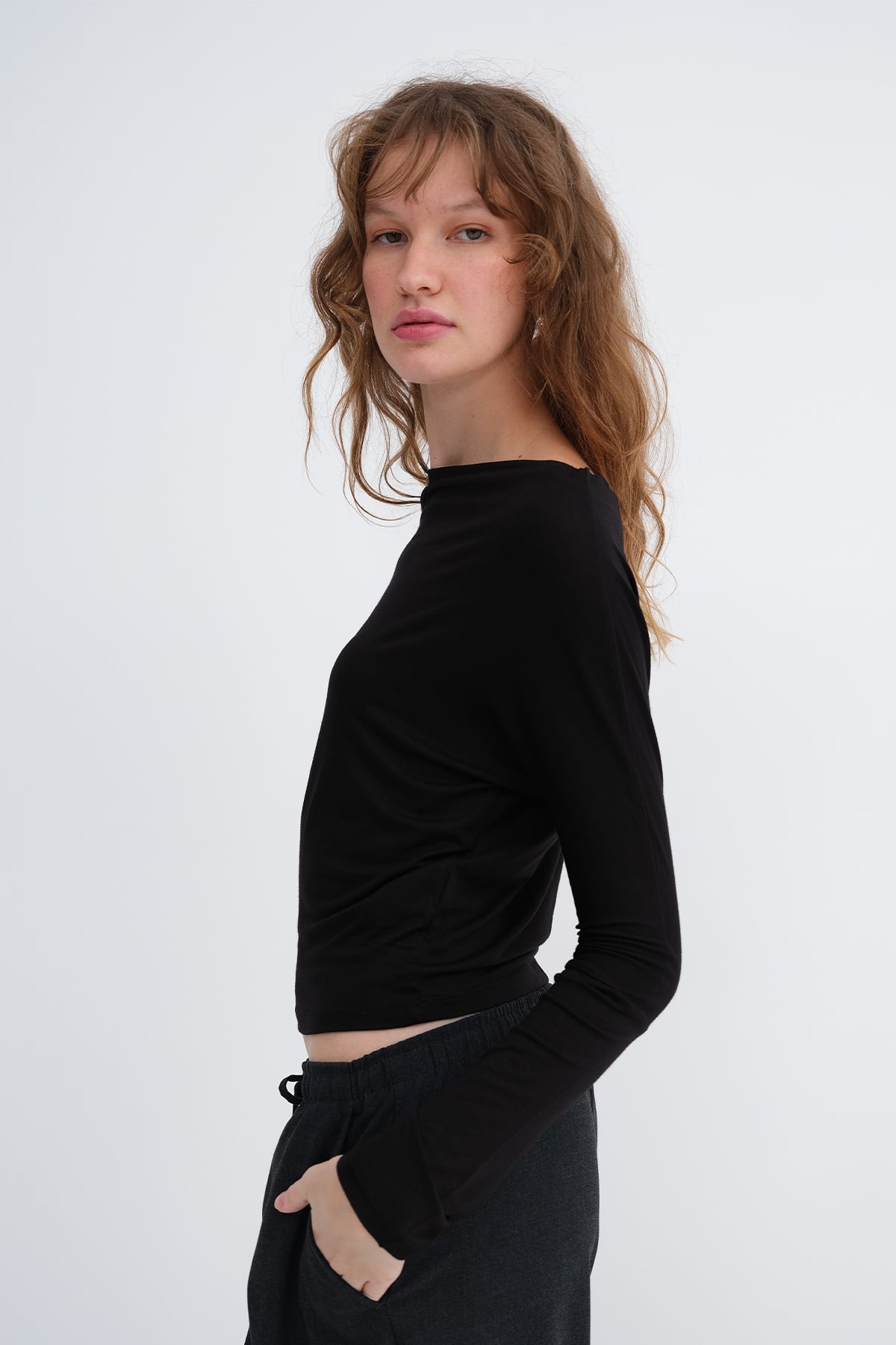 Black_Kayık-Yaka-Basic-Bluz-B1888-addax