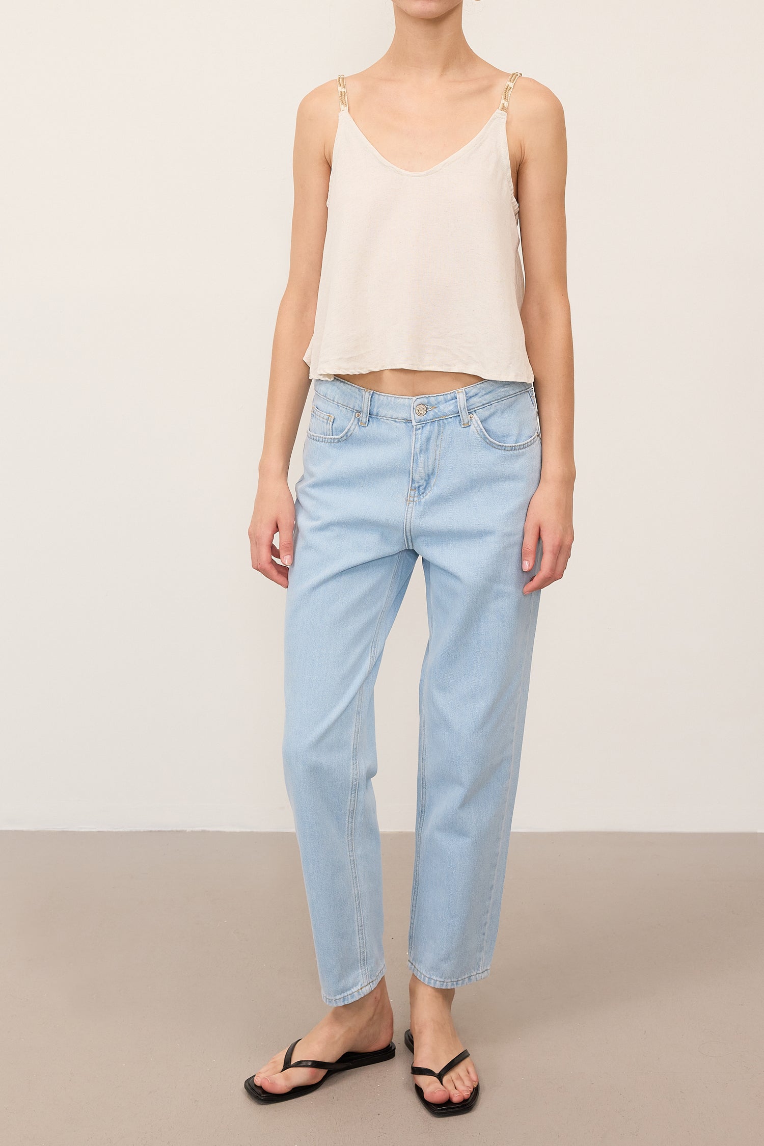Light-Blue_Mom-Fit-Jeans-addax