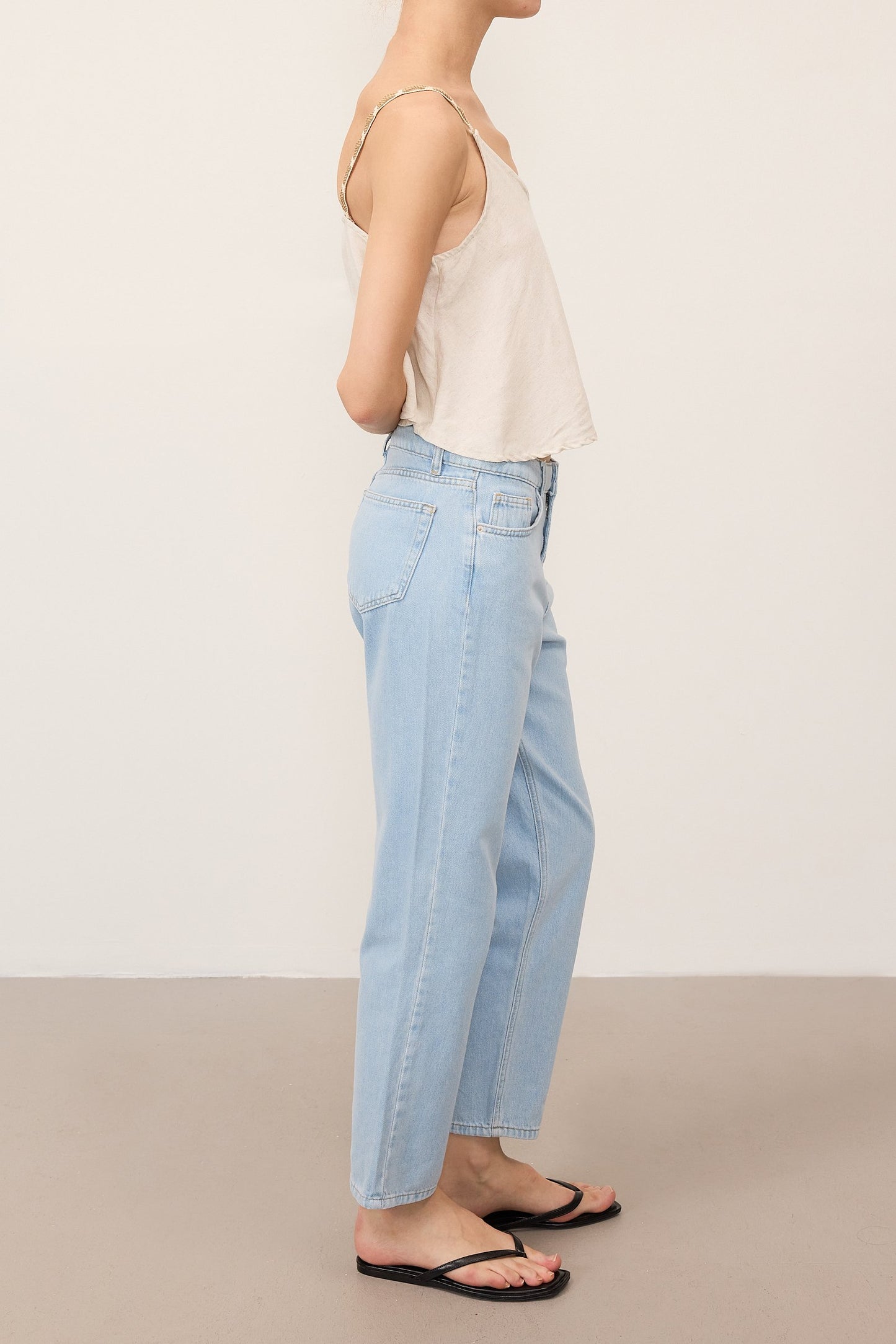 Light-Blue_Mom-Fit-Jeans-addax