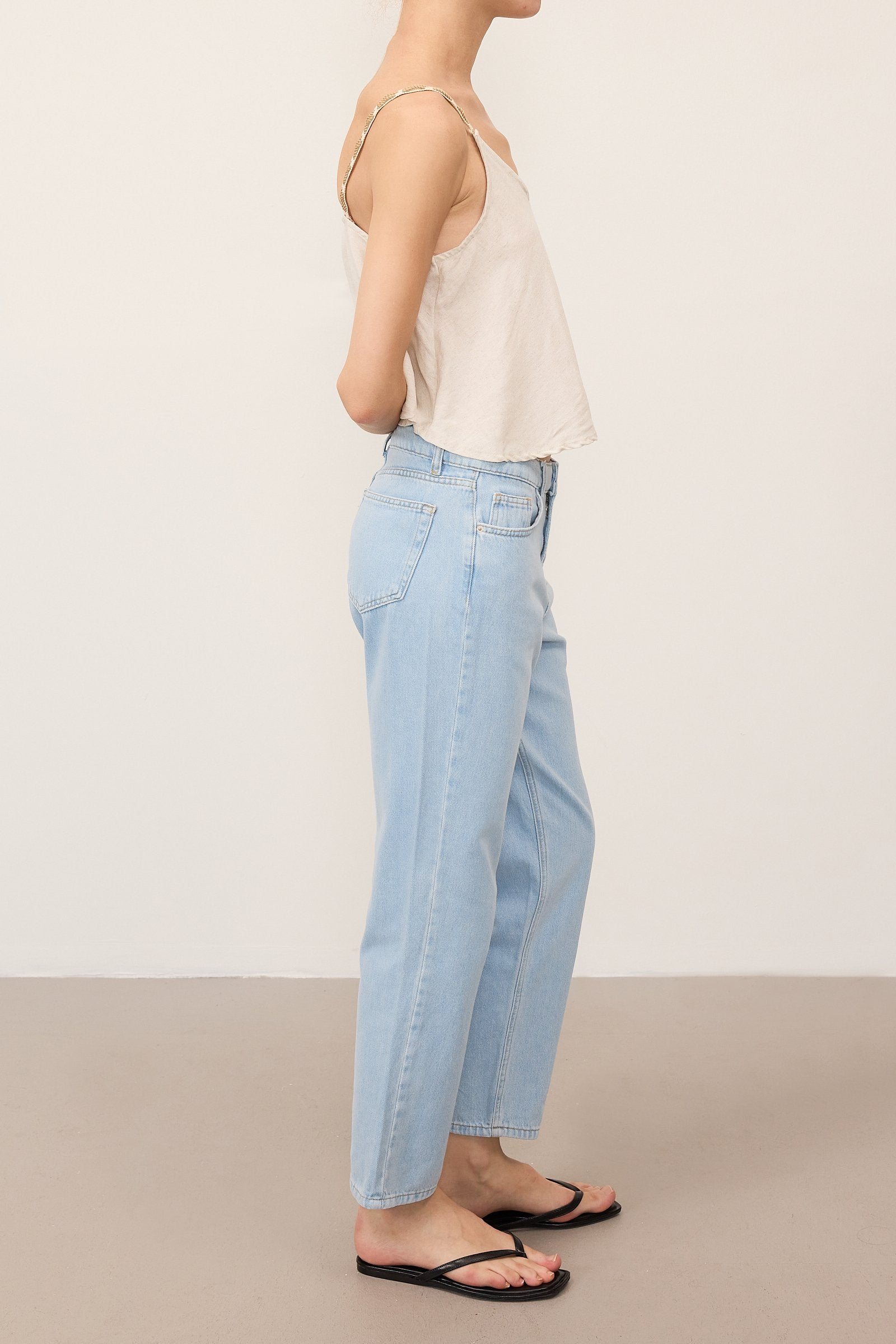 Light-Blue_Mom-Fit-Jeans-addax