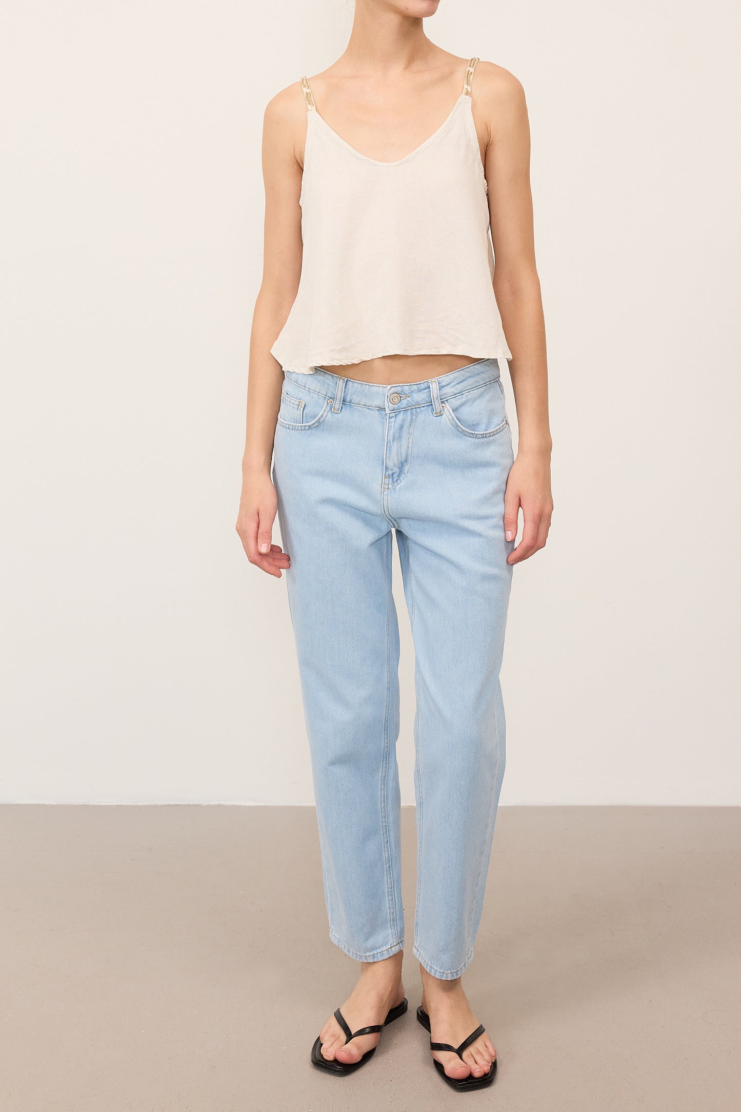 Light-Blue_Mom-Fit-Jeans-addax