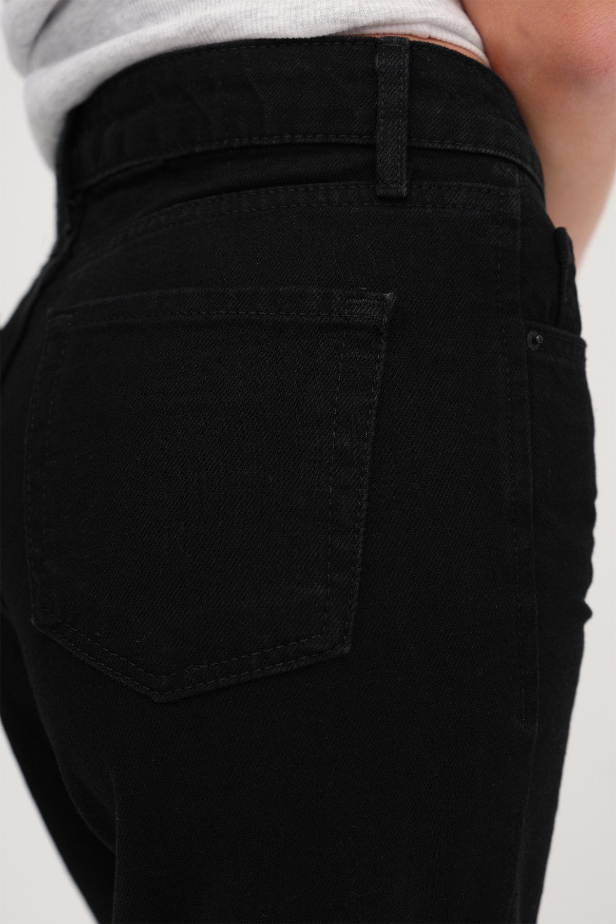Black_High-Waist-Jeans-With-Wide-Leg-addax