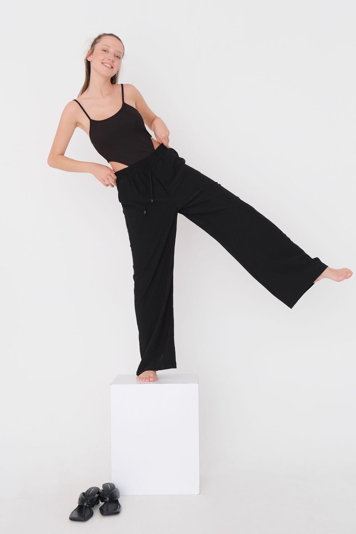 Black_WIDE-LEG-PANTS--addax