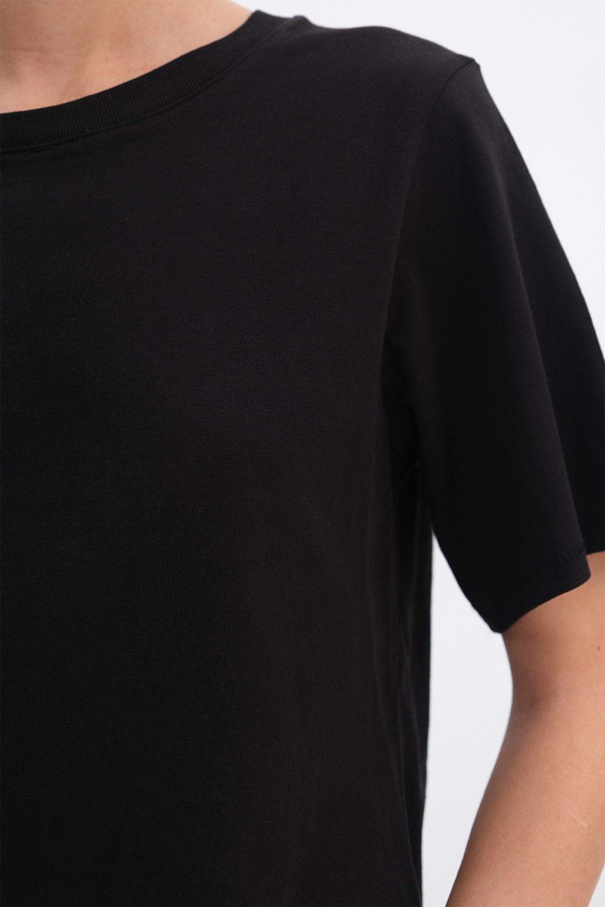 Black_Crew-Neck-Basic-T-shirt-addax