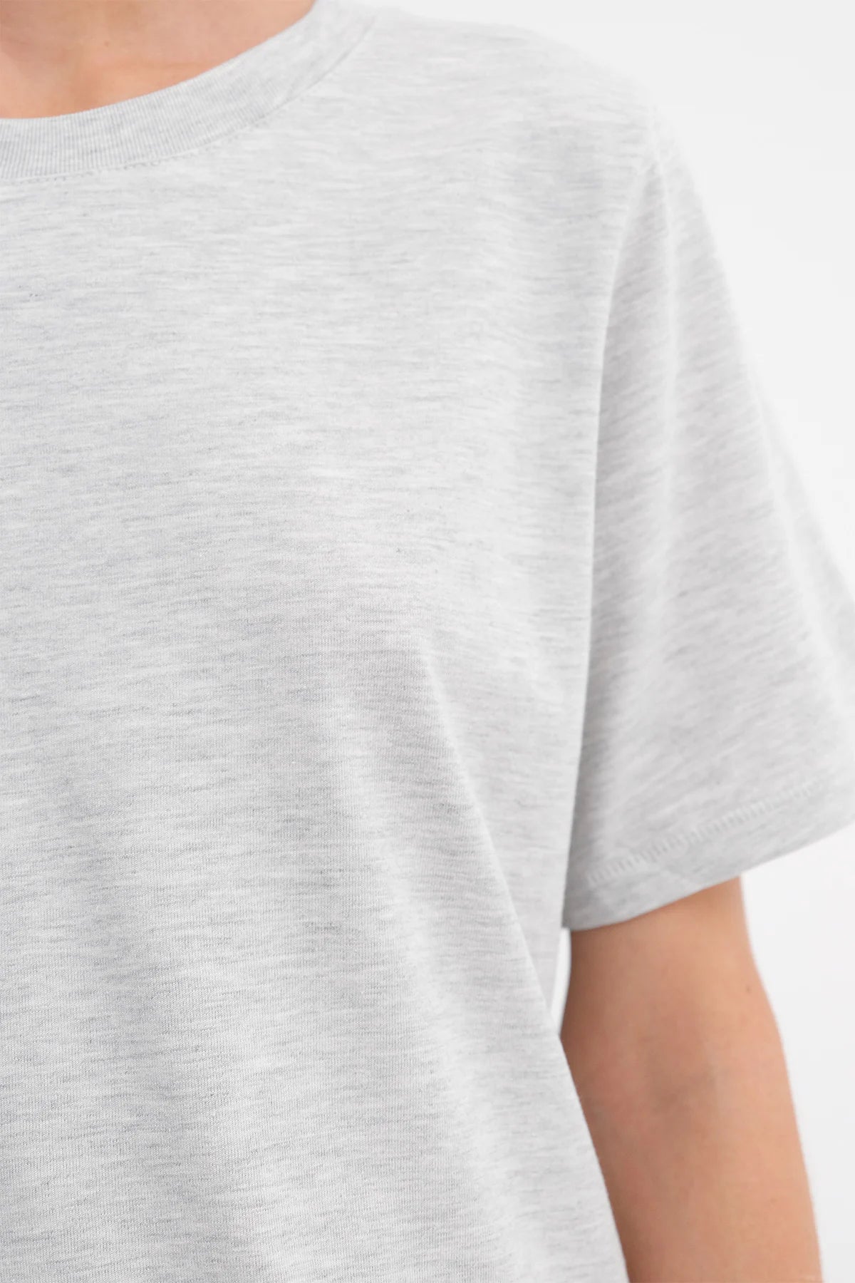 Snow-Melange_Crew-Neck-Basic-T-shirt-addax