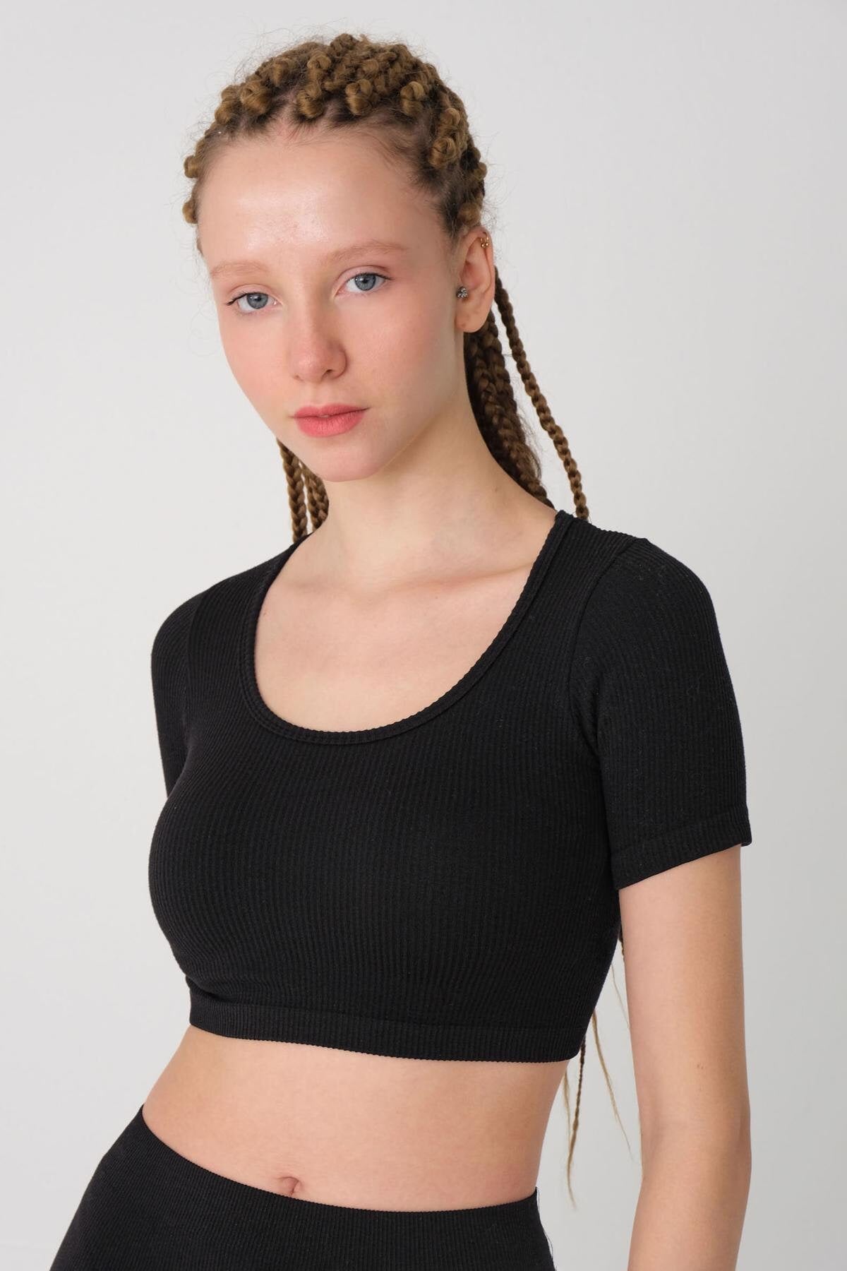 Black_Seamless-Blouse-addax