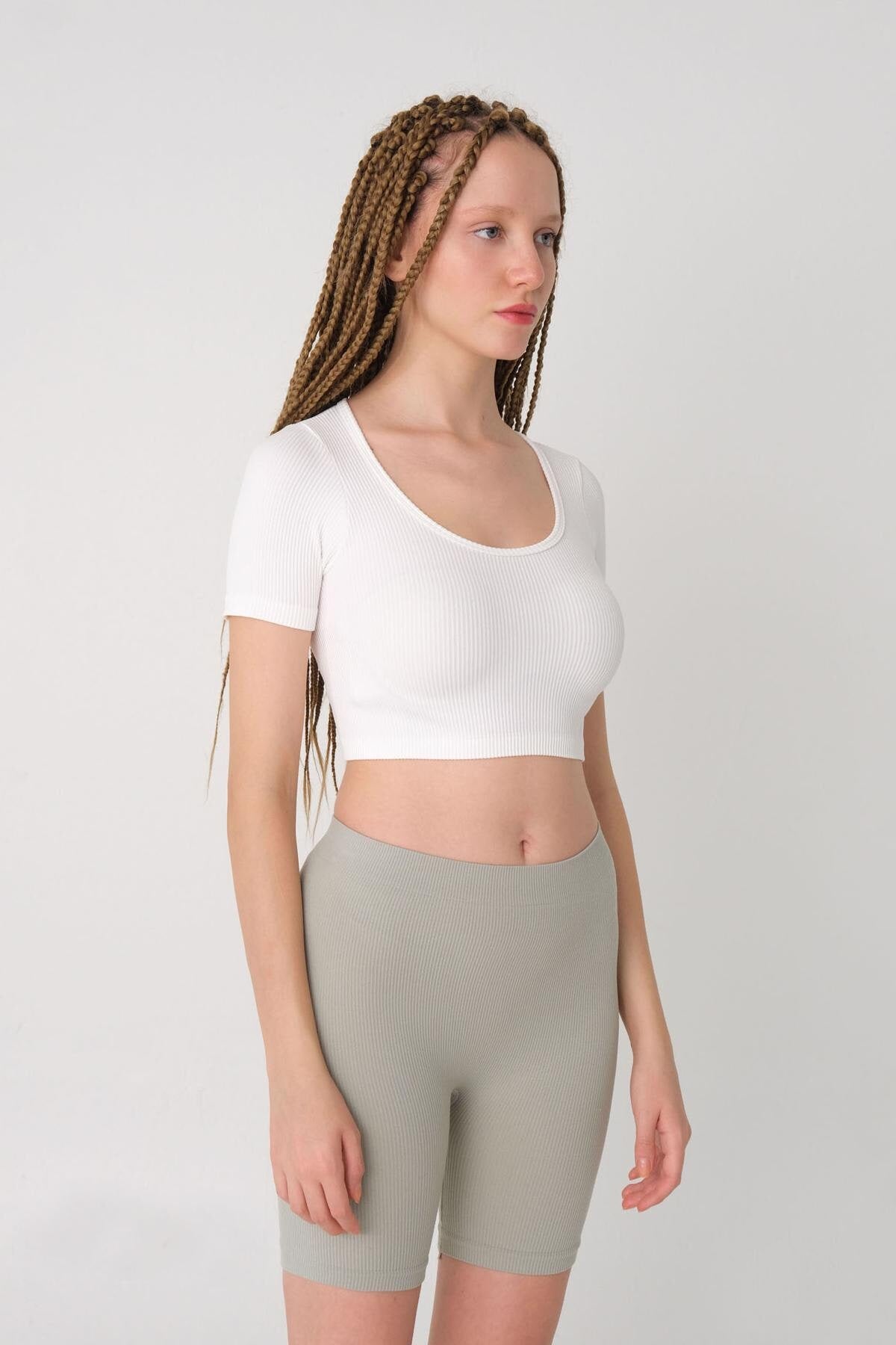 Ecru_Seamless-Blouse-addax