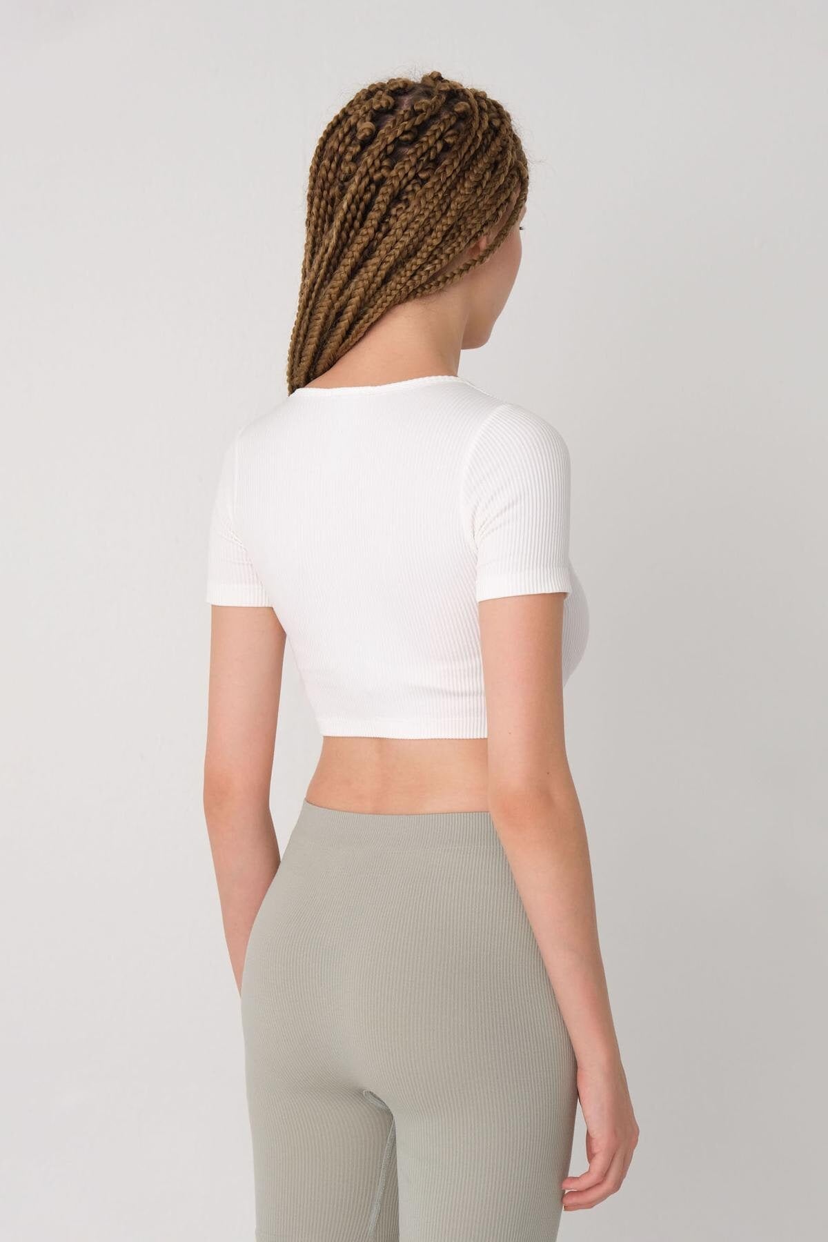 Ecru_Seamless-Blouse-addax