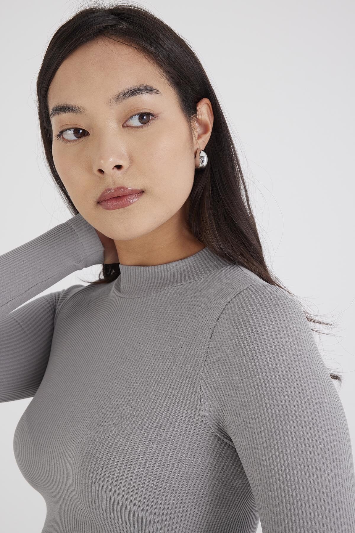 Dark-Grey_Long-Sleeve-Seamless-Crop-Top-addax
