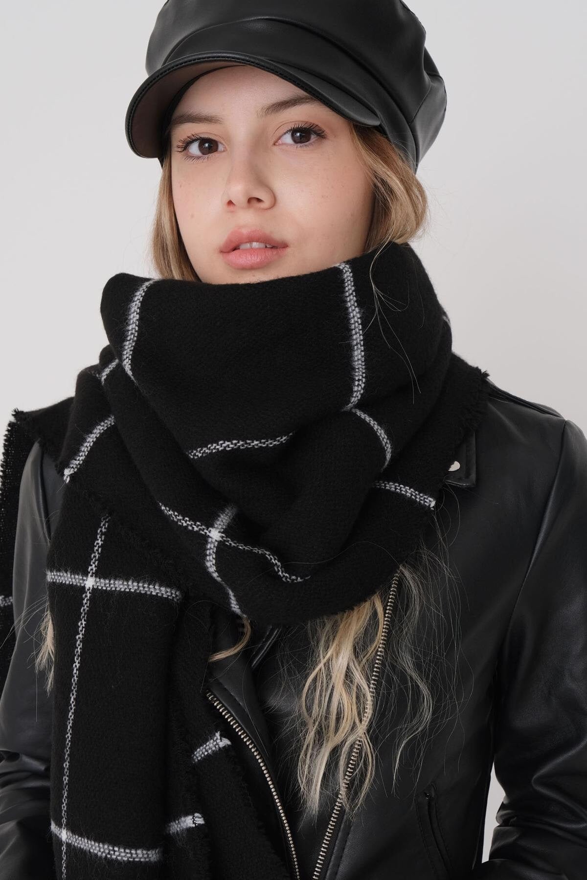 Black_Checked-Scarf-addax