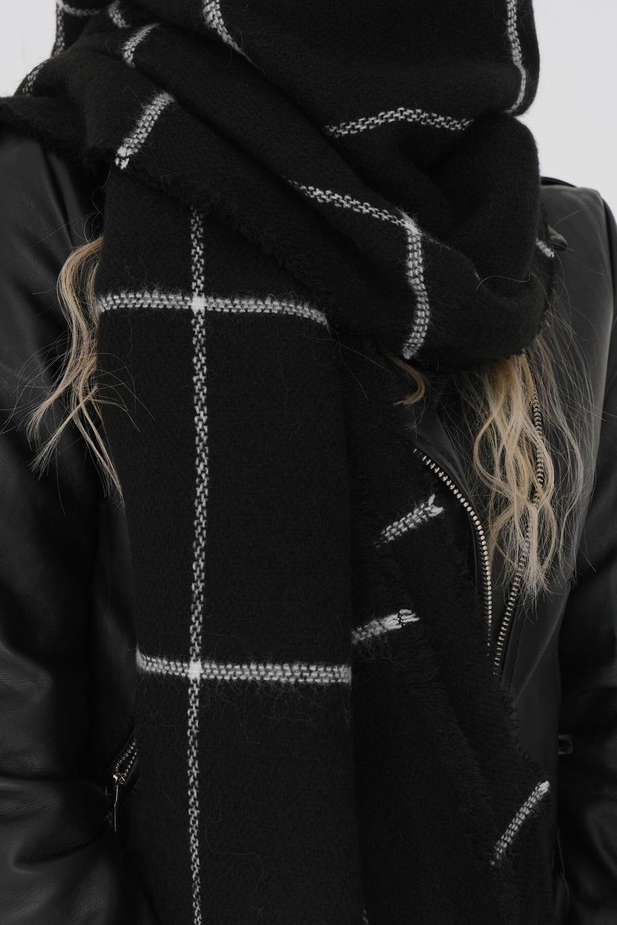 Black_Checked-Scarf-addax
