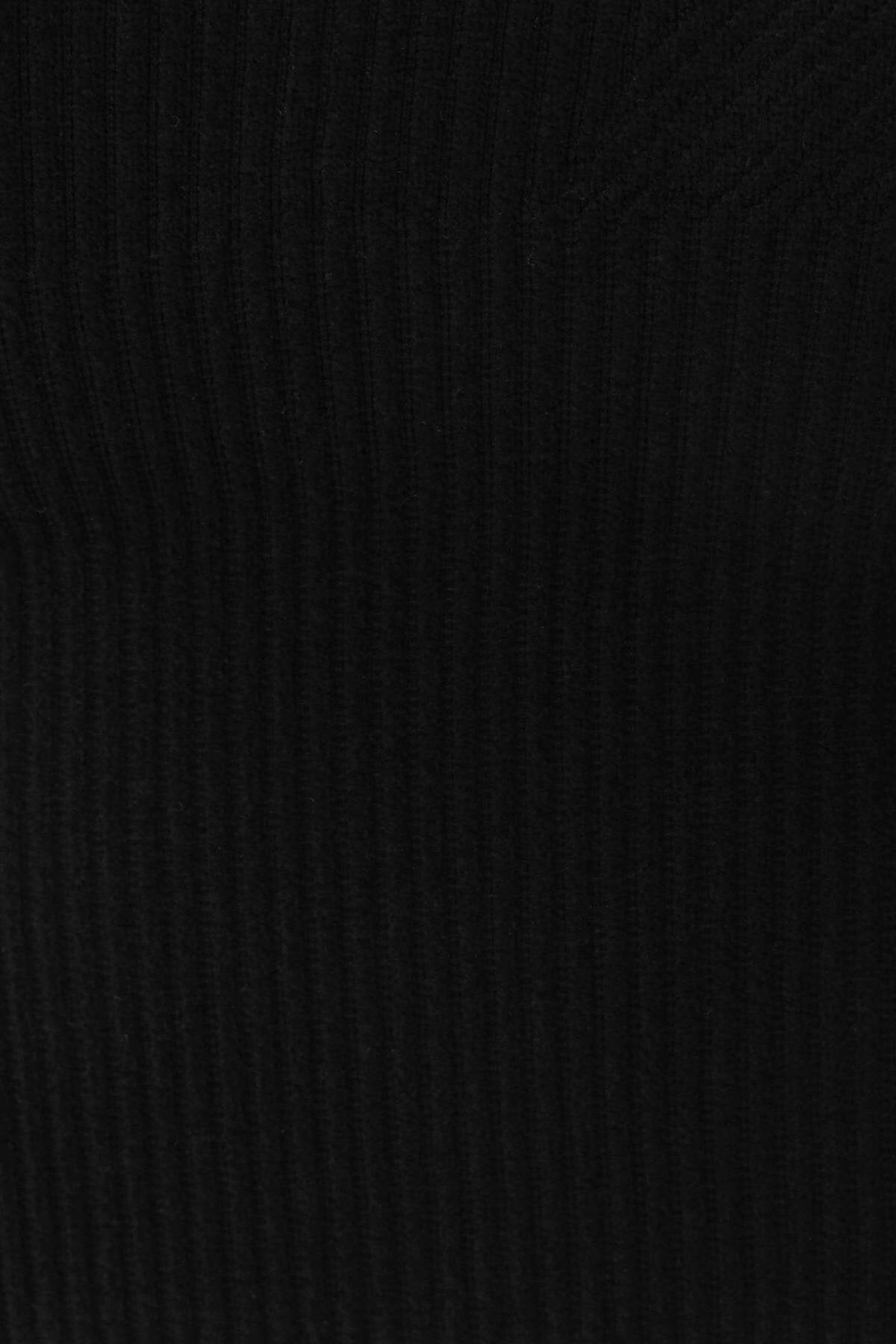 Black_V-Neck-Seamless-Crop-Top-addax