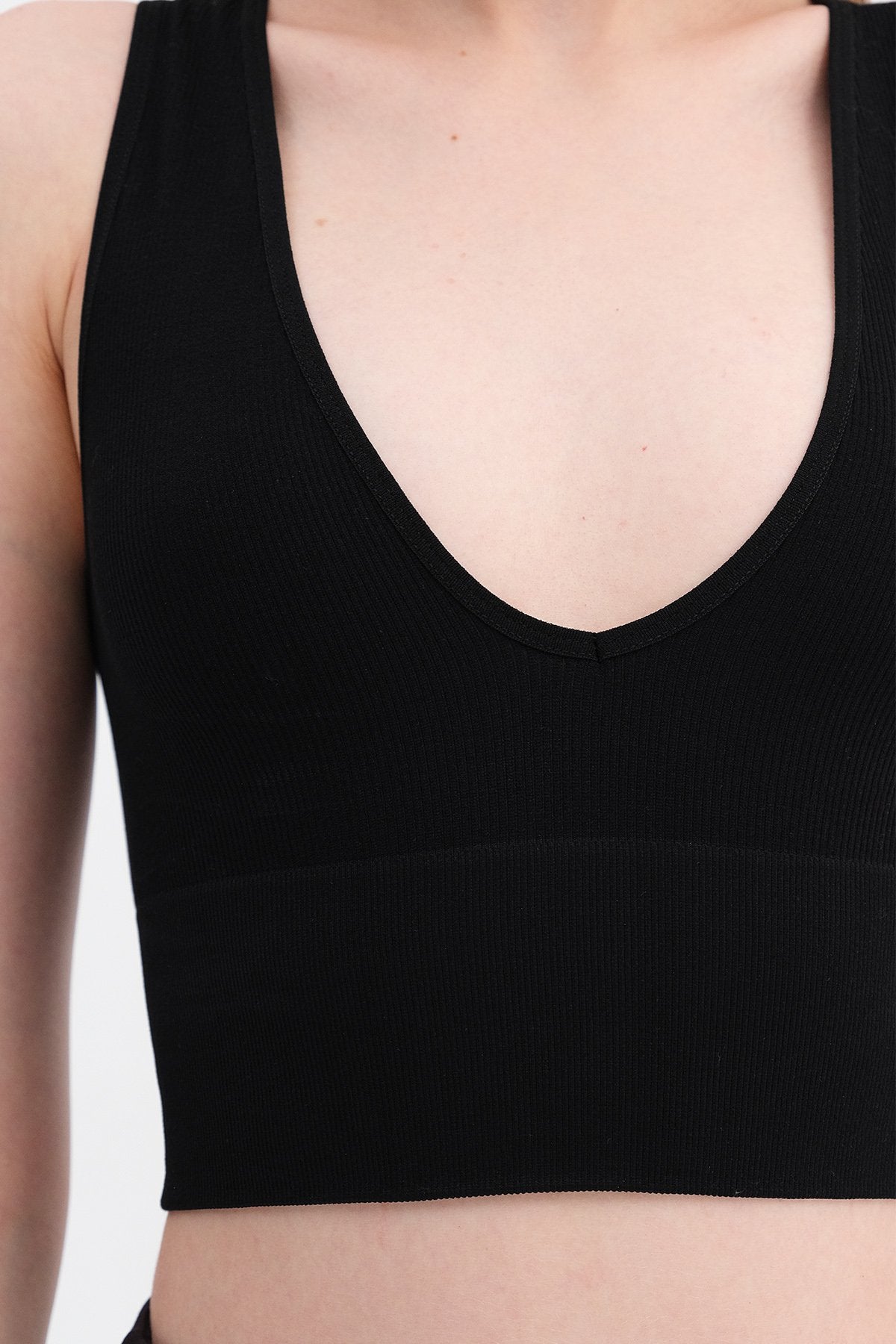Black_V-Neck-Thick-Strapped-Seamless-Crop-addax