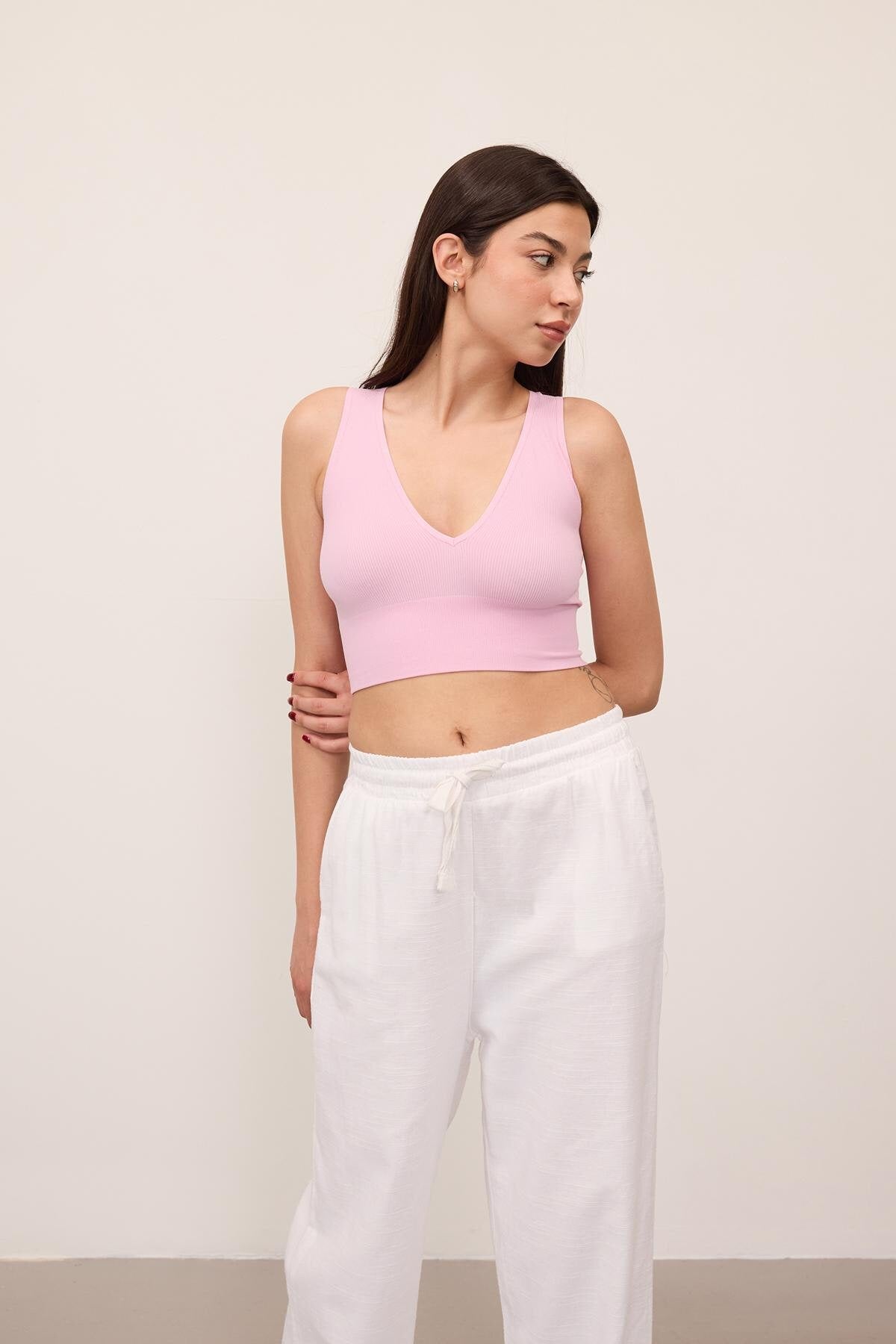 Begonia_V-Neck-Thick-Strapped-Seamless-Crop-addax