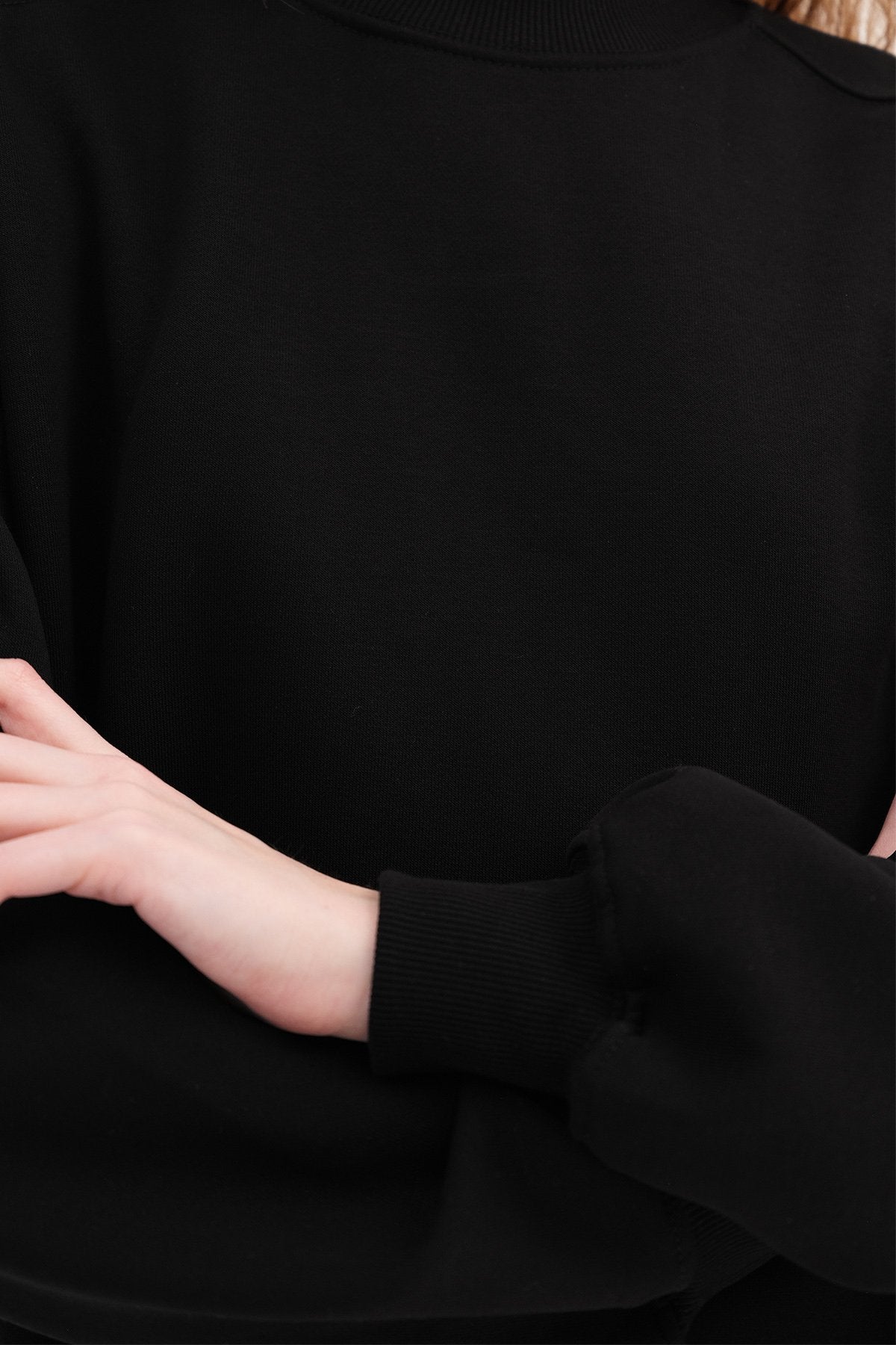 Black_Round-Neck-Basic-Sweatshirt-addax