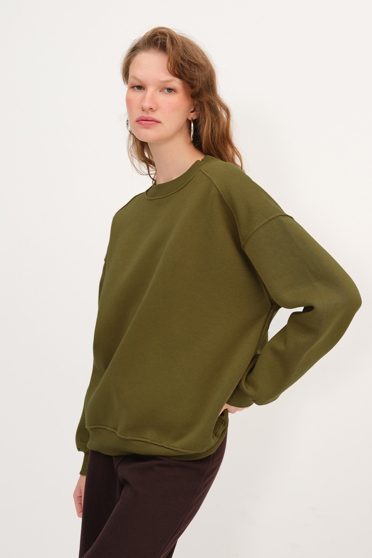 Olive_Round-Neck-Basic-Sweatshirt-addax