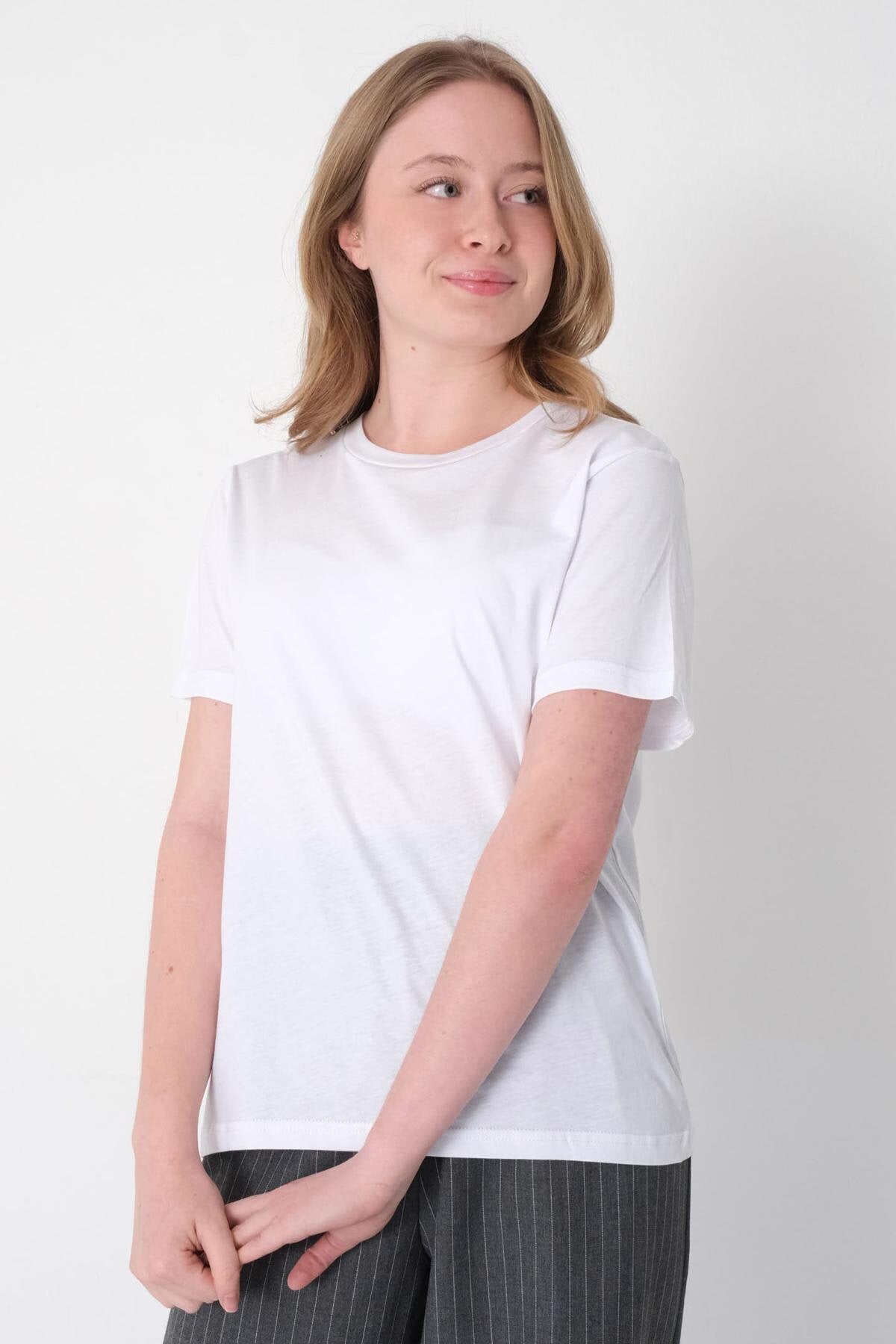 White_Basic-T-shirt-With-Round-Neck-addax