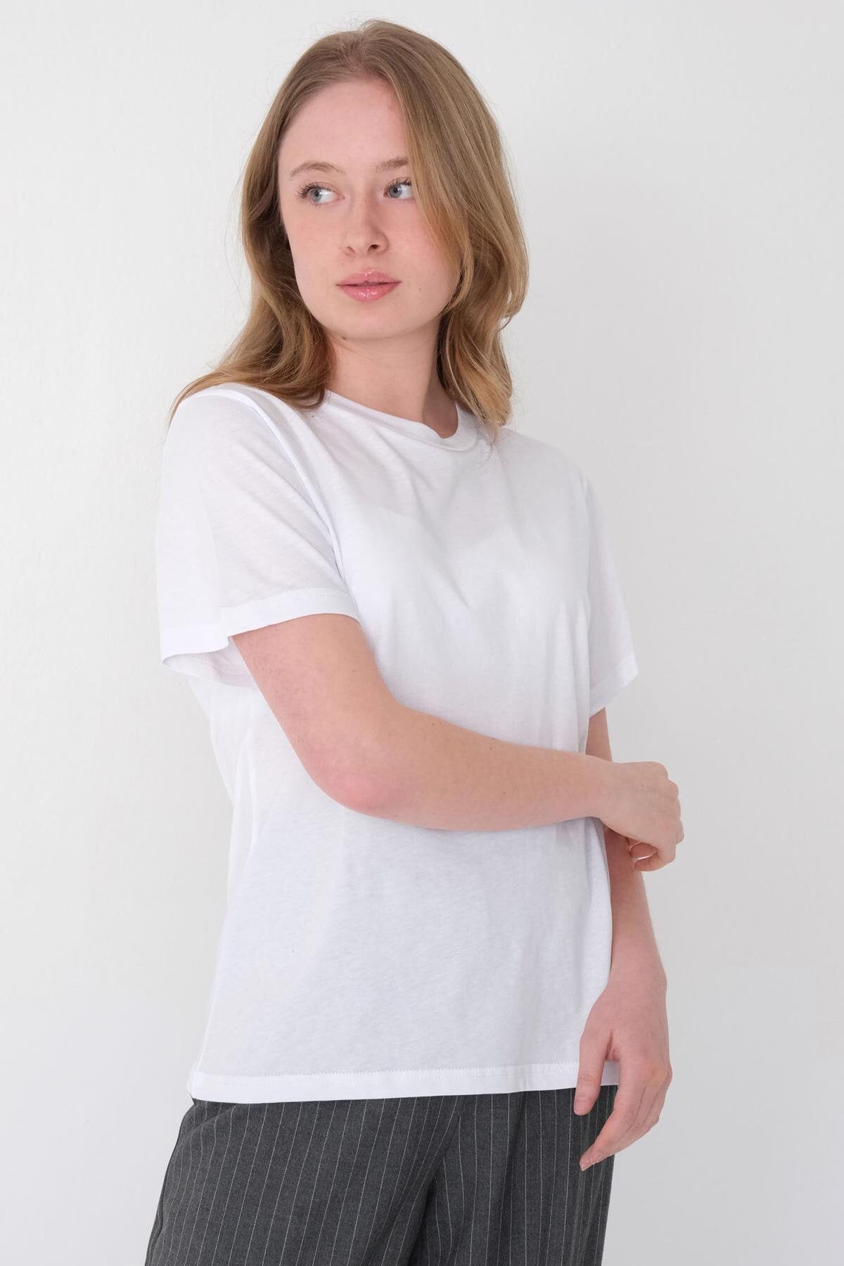 White_Basic-T-shirt-With-Round-Neck-addax