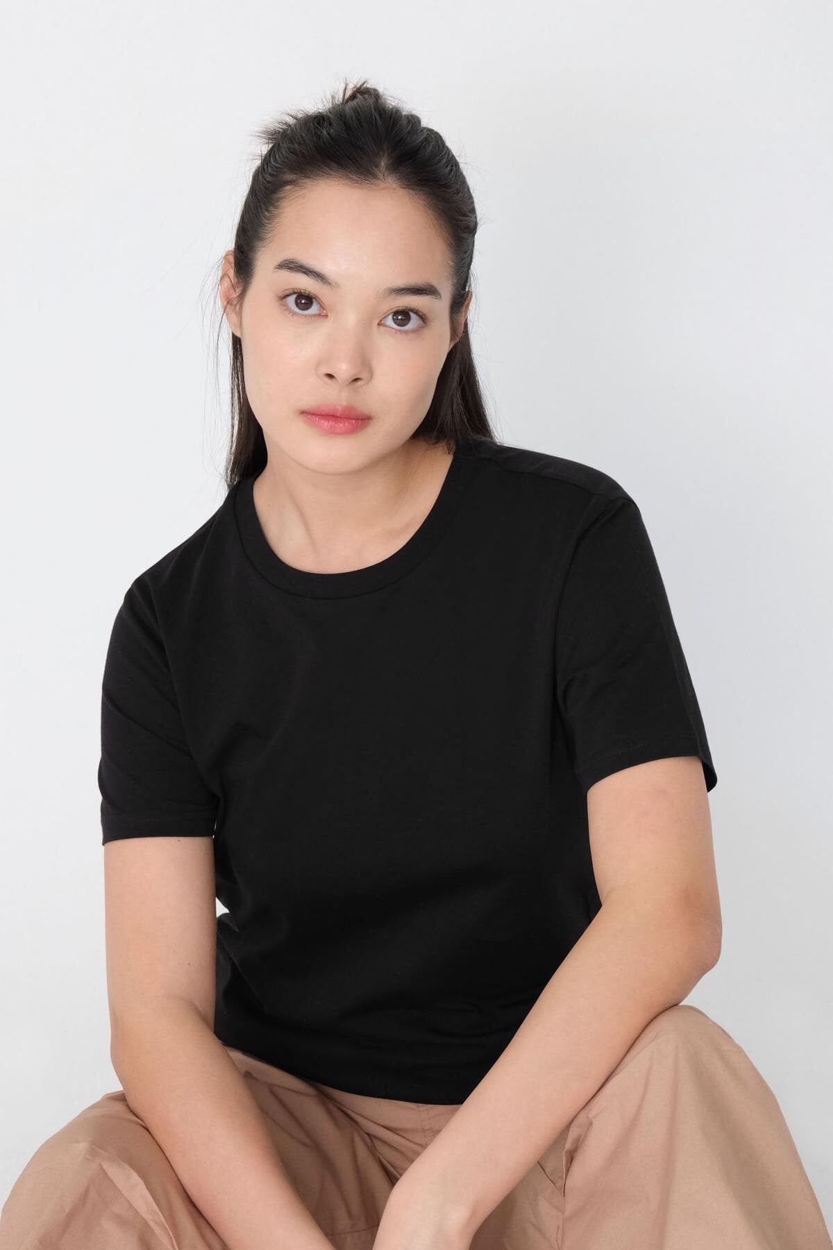 Black_Basic-T-shirt-With-Round-Neck-addax