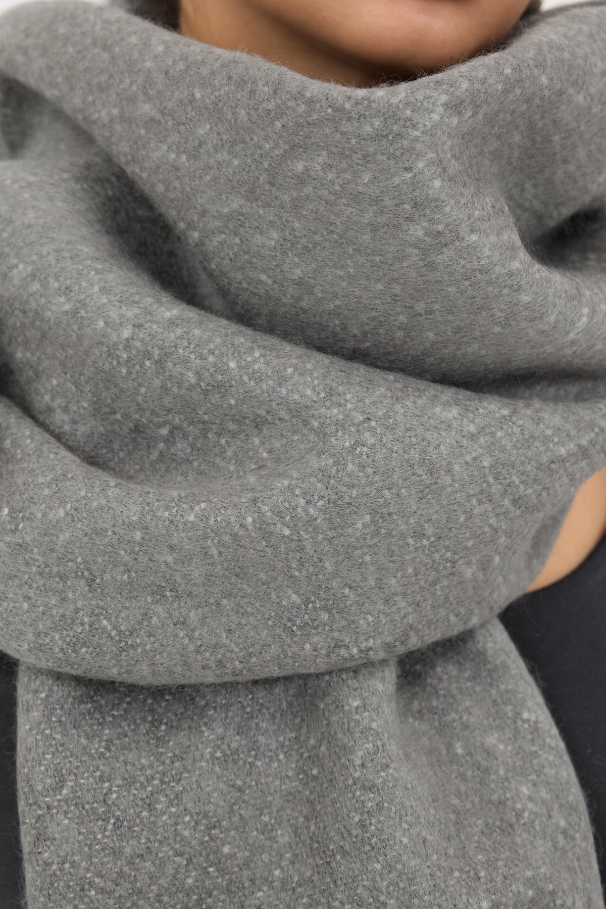 Charcoal_Basic-Shawl-addax