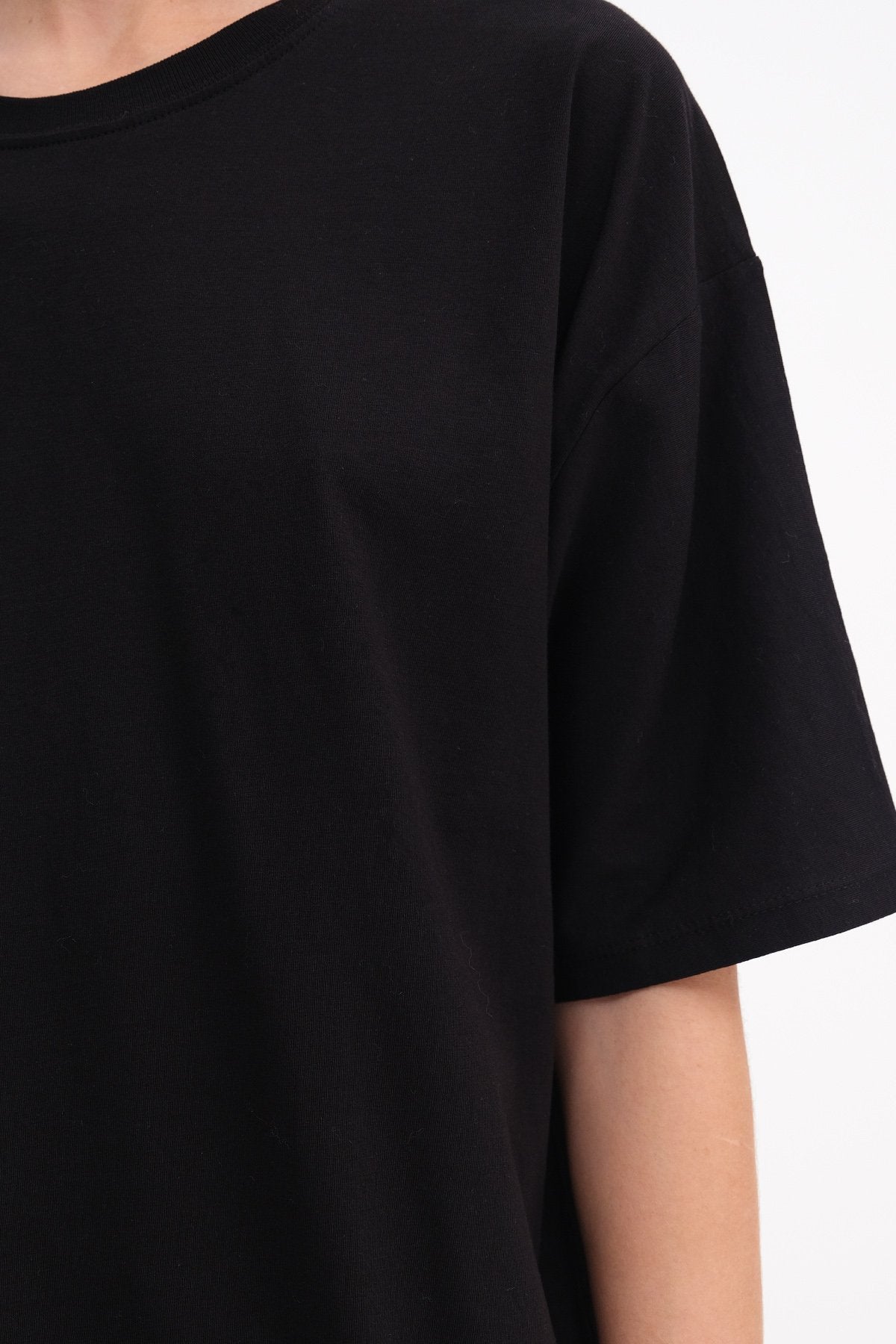Black_Basic-T-shirt-With-Round-Neck-addax