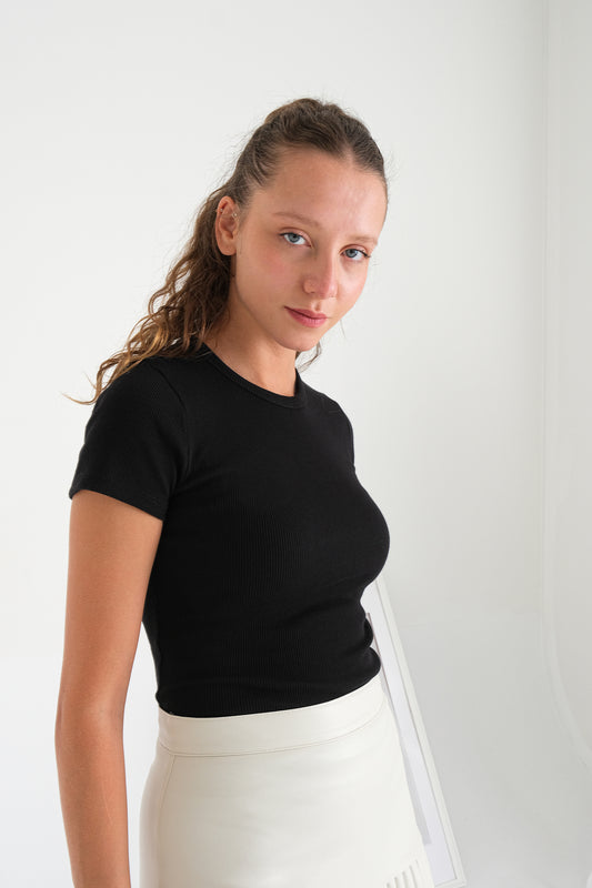 Black_Round-Neck-Basic-T-shirt-addax