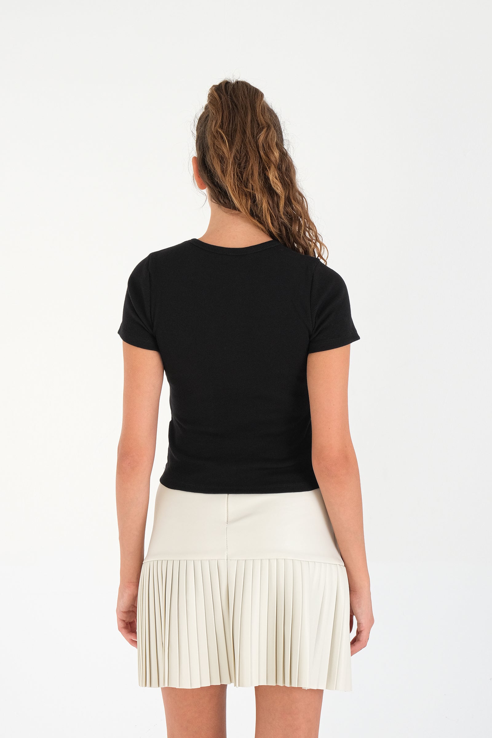 Black_Round-Neck-Basic-T-shirt-addax