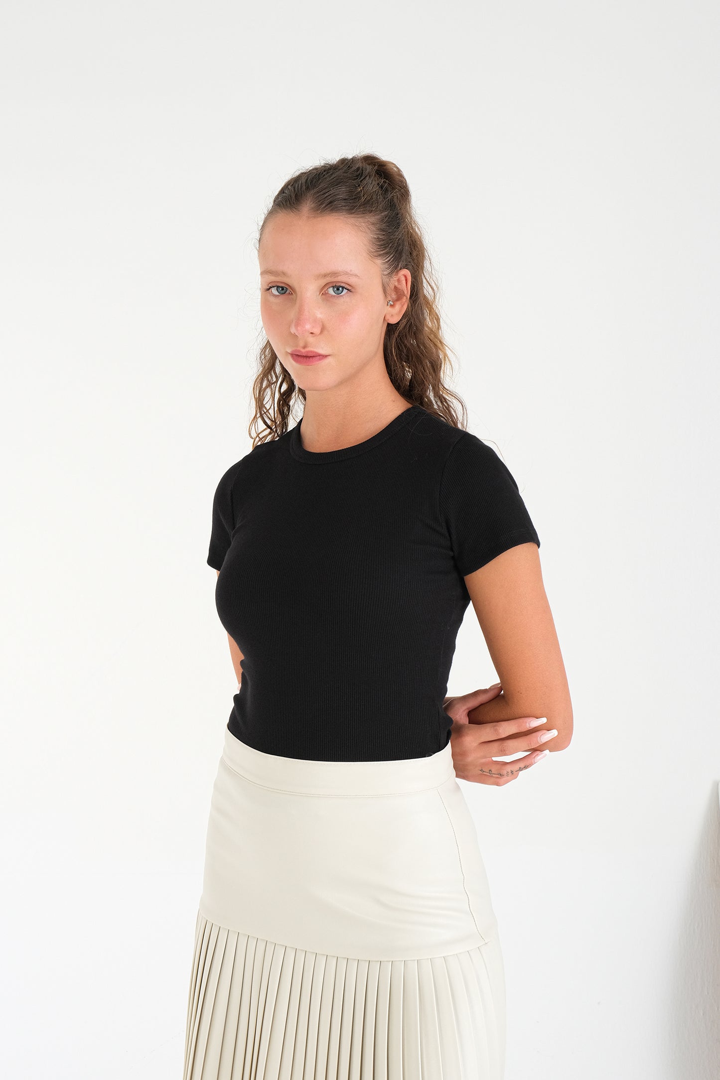 Black_Round-Neck-Basic-T-shirt-addax