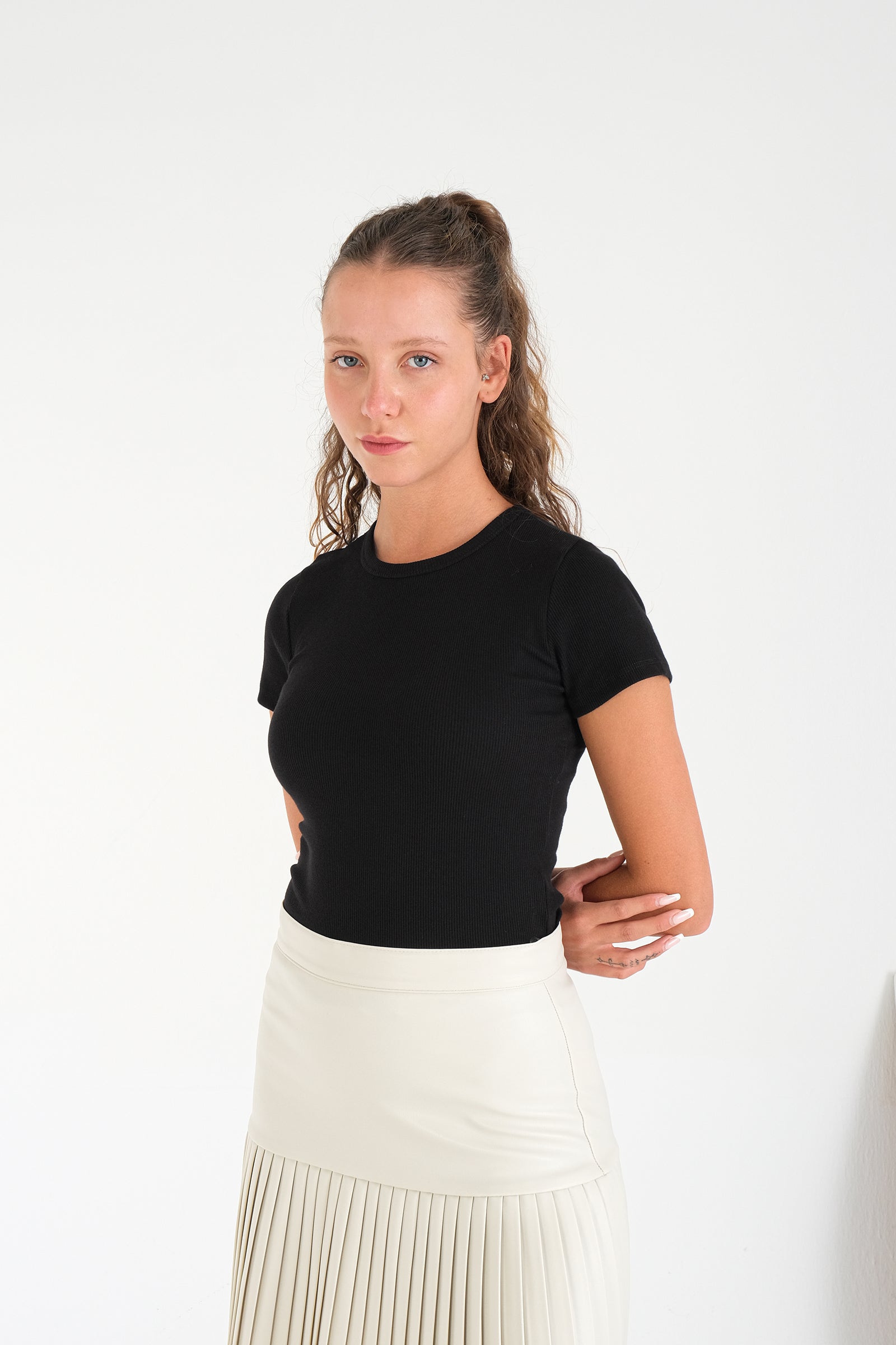 Black_Round-Neck-Basic-T-shirt-addax