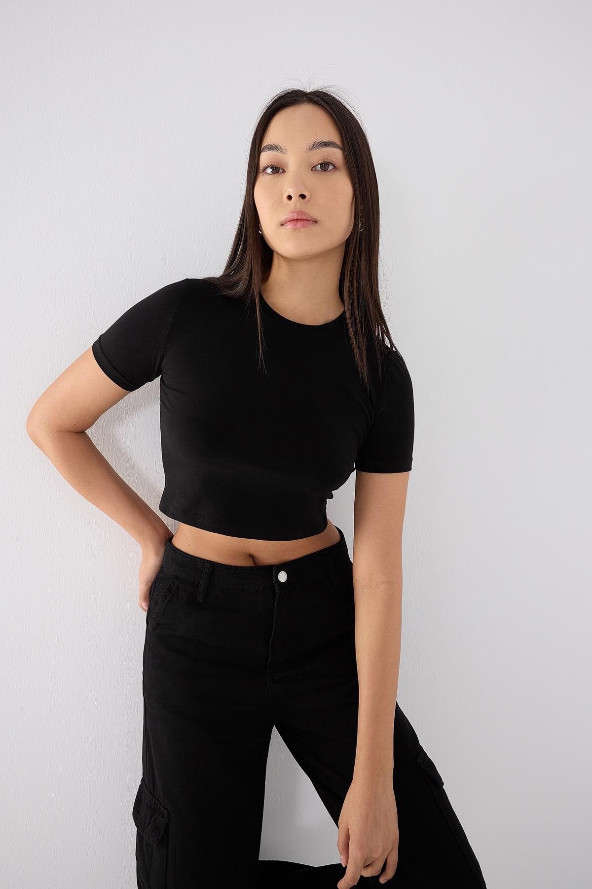 Black_Round-Neck-Basic-Crop-T-Shirt-addax