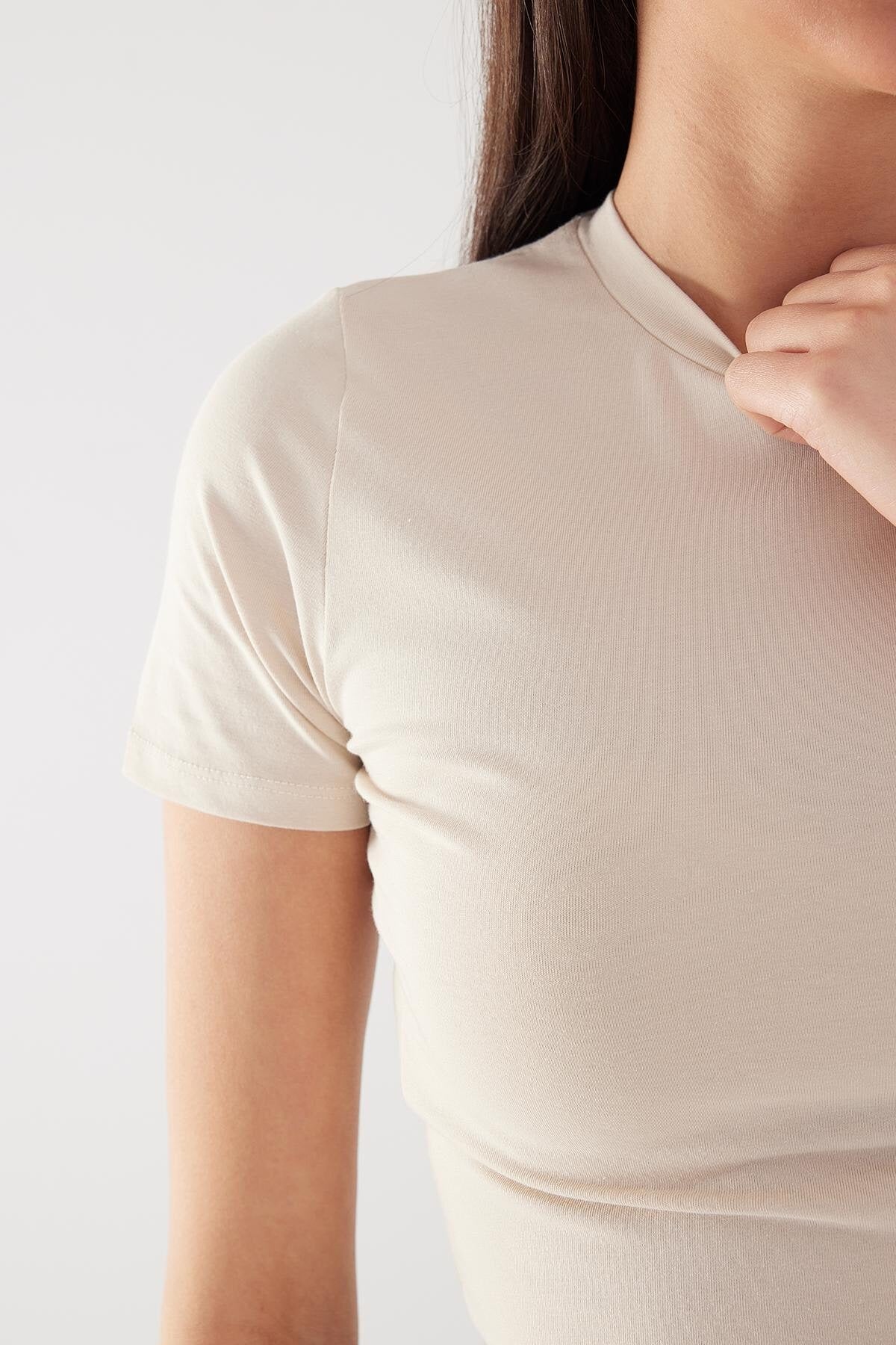 Stone_Round-Neck-Basic-Crop-T-Shirt-addax