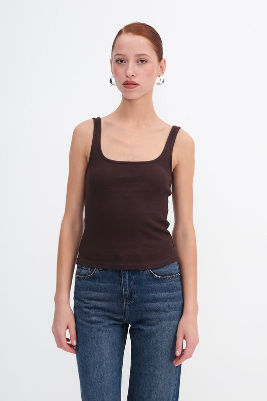 Bitter-Coffee_U-Neck-Basic-Top-addax