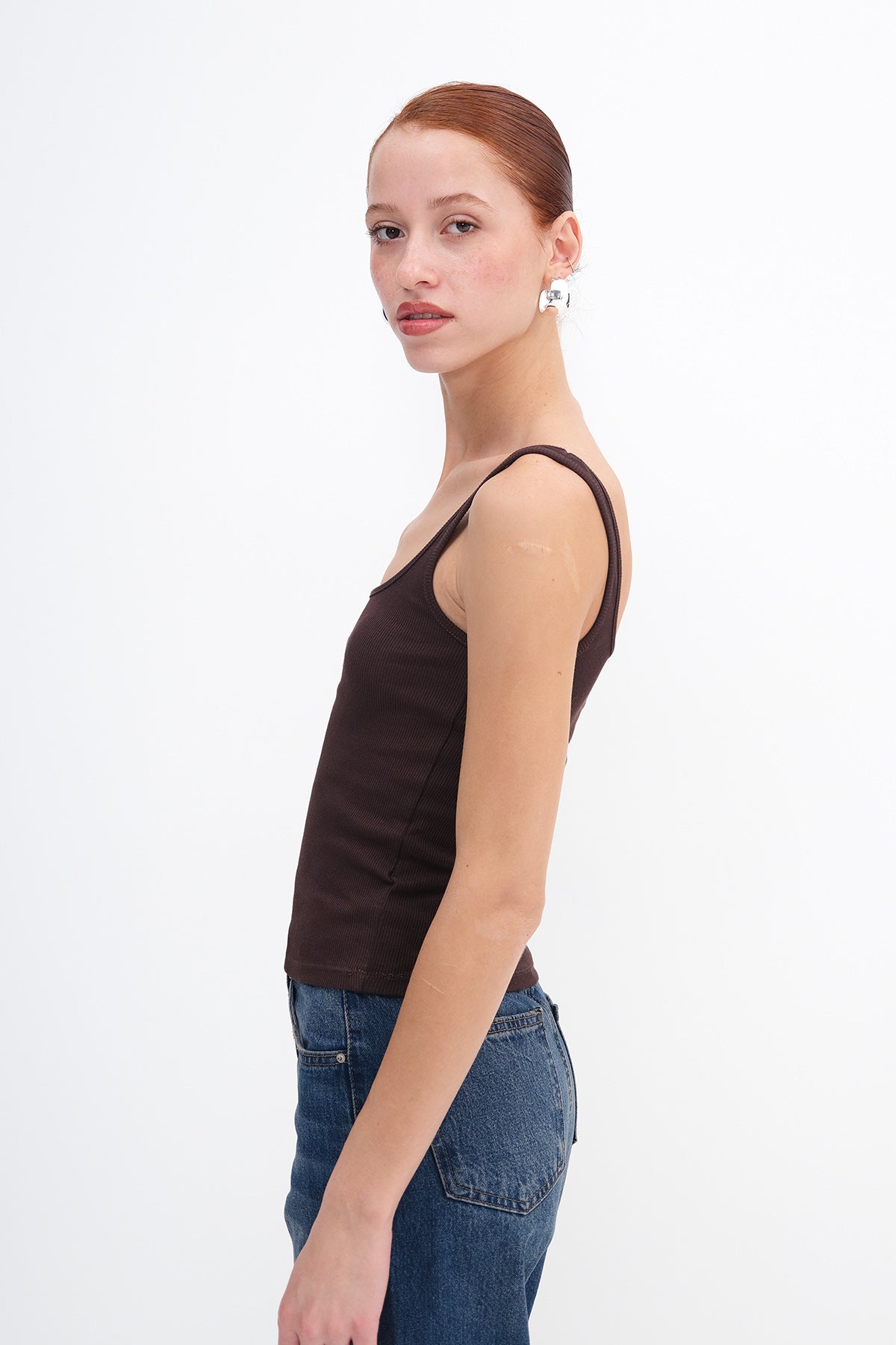 Bitter-Coffee_U-Neck-Basic-Top-addax