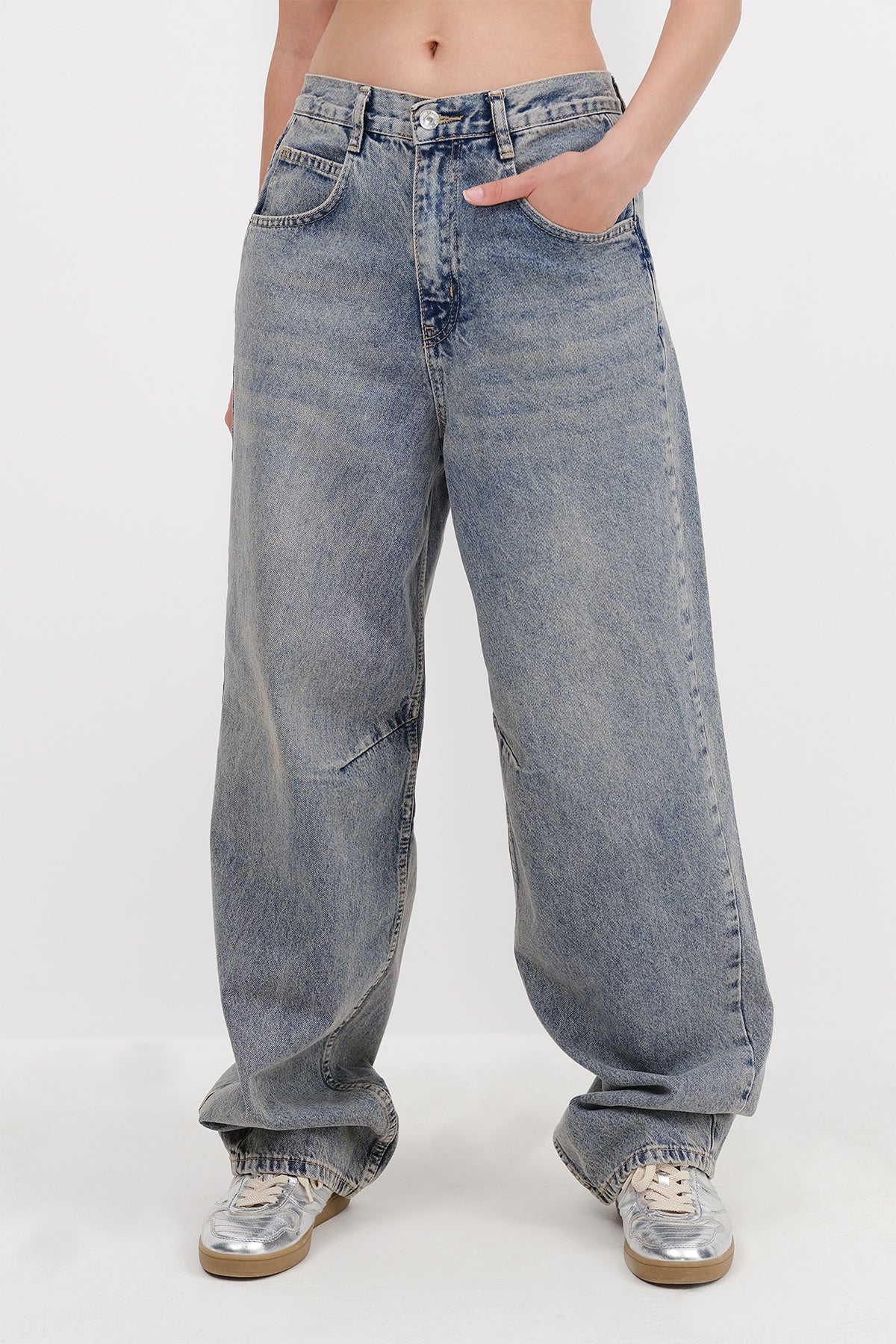 Light-Tint_Wide-Leg-Jeans-with-Strap-Detail-addax