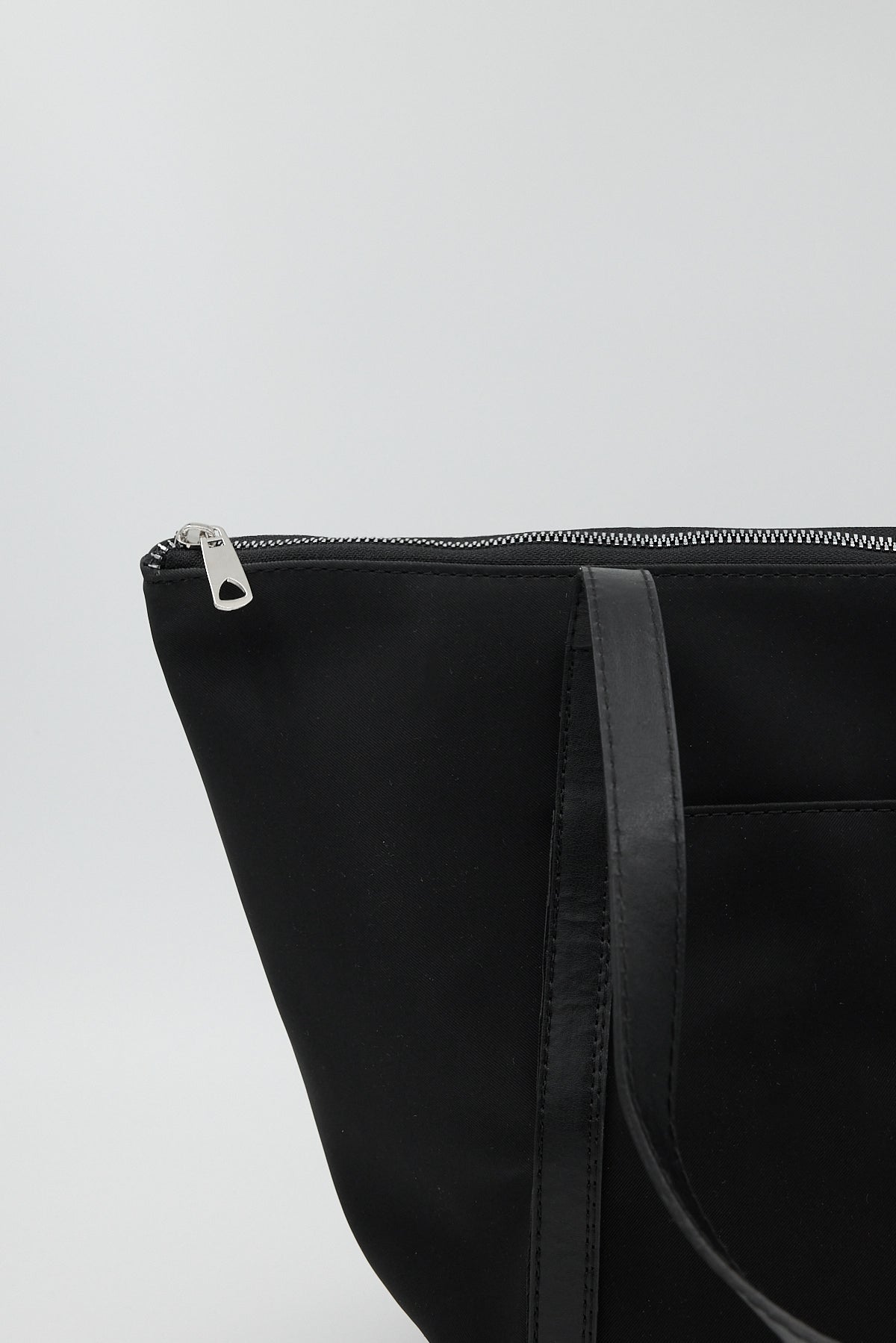 Black_Shoulder-Bag-with-Strap-addax