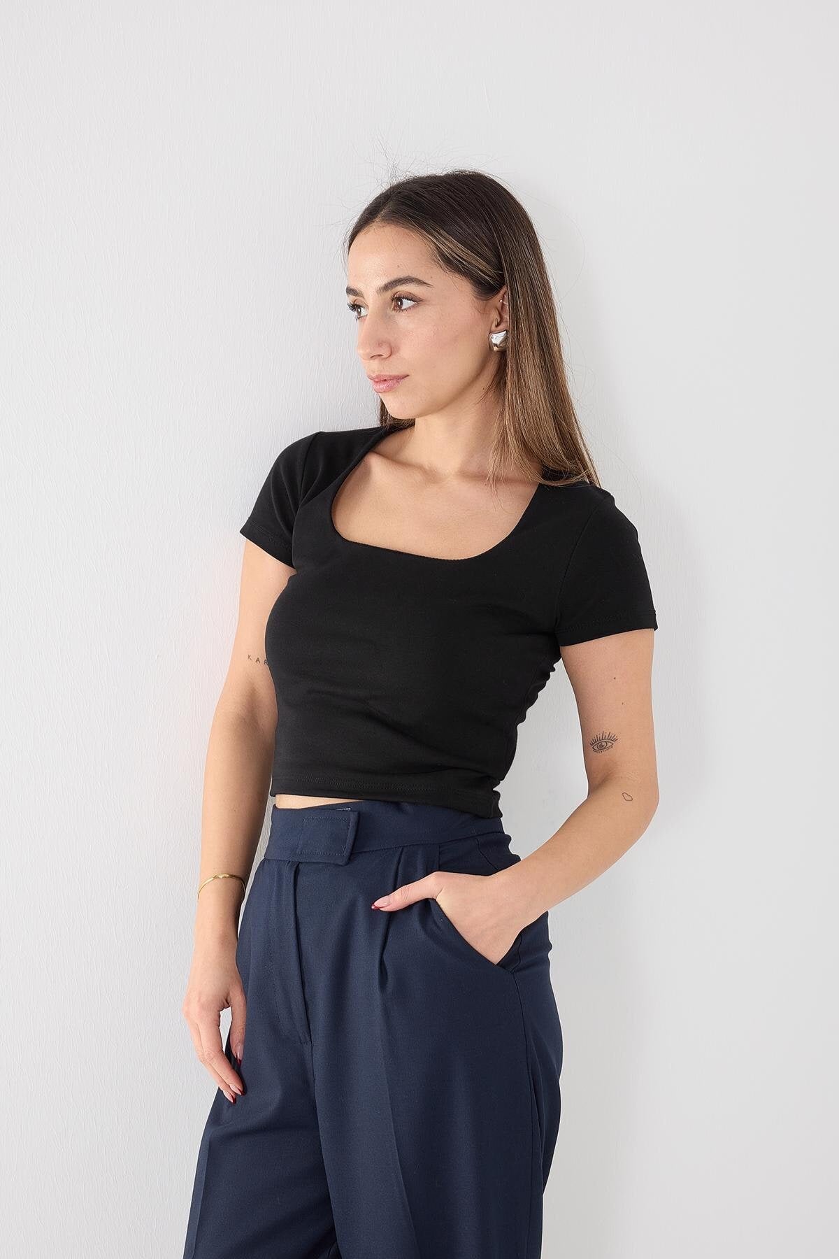 Black_Square-Neck-Basic-Blouse-With-Short-Sleeve-addax