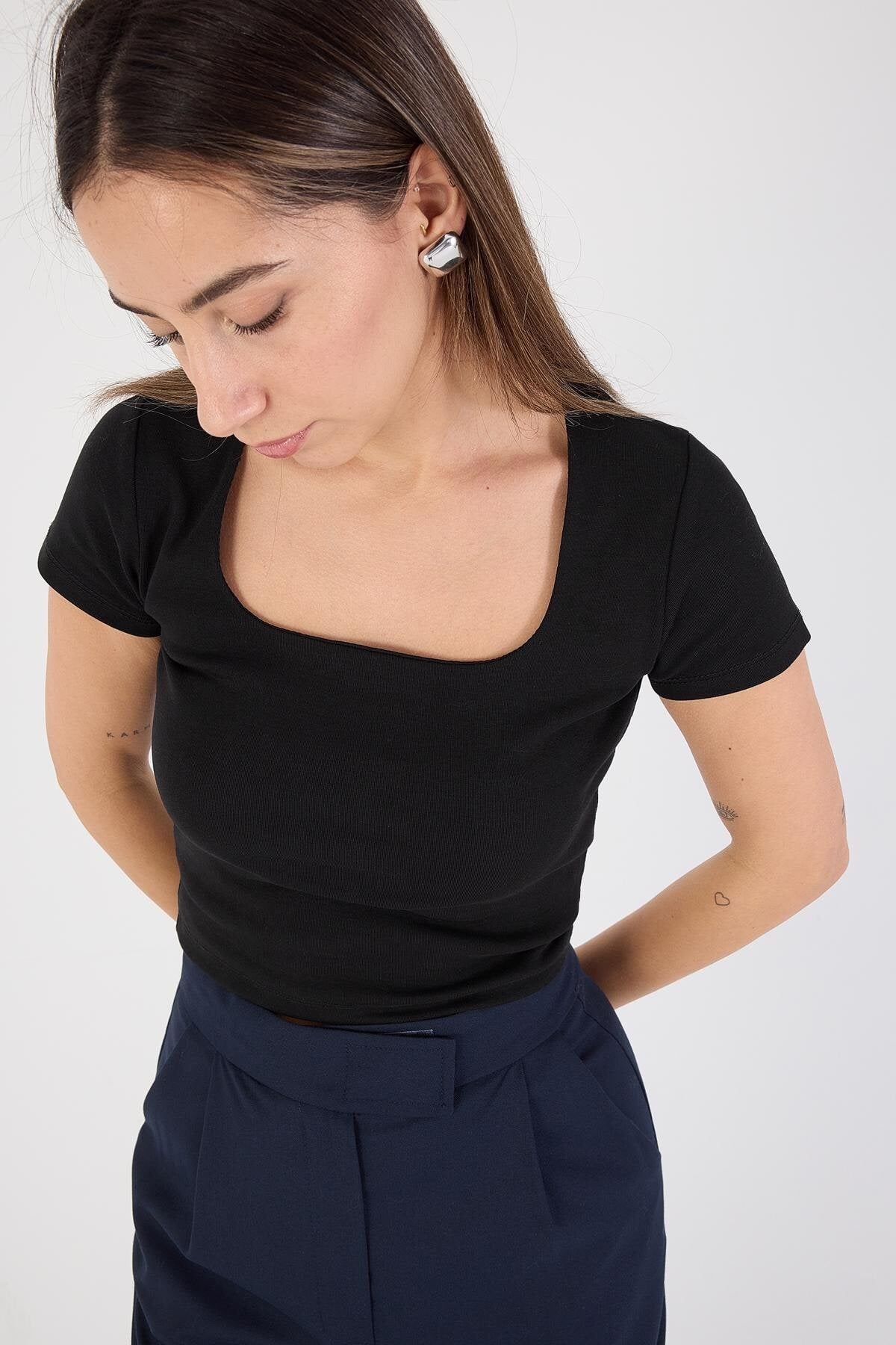 Black_Square-Neck-Basic-Blouse-With-Short-Sleeve-addax