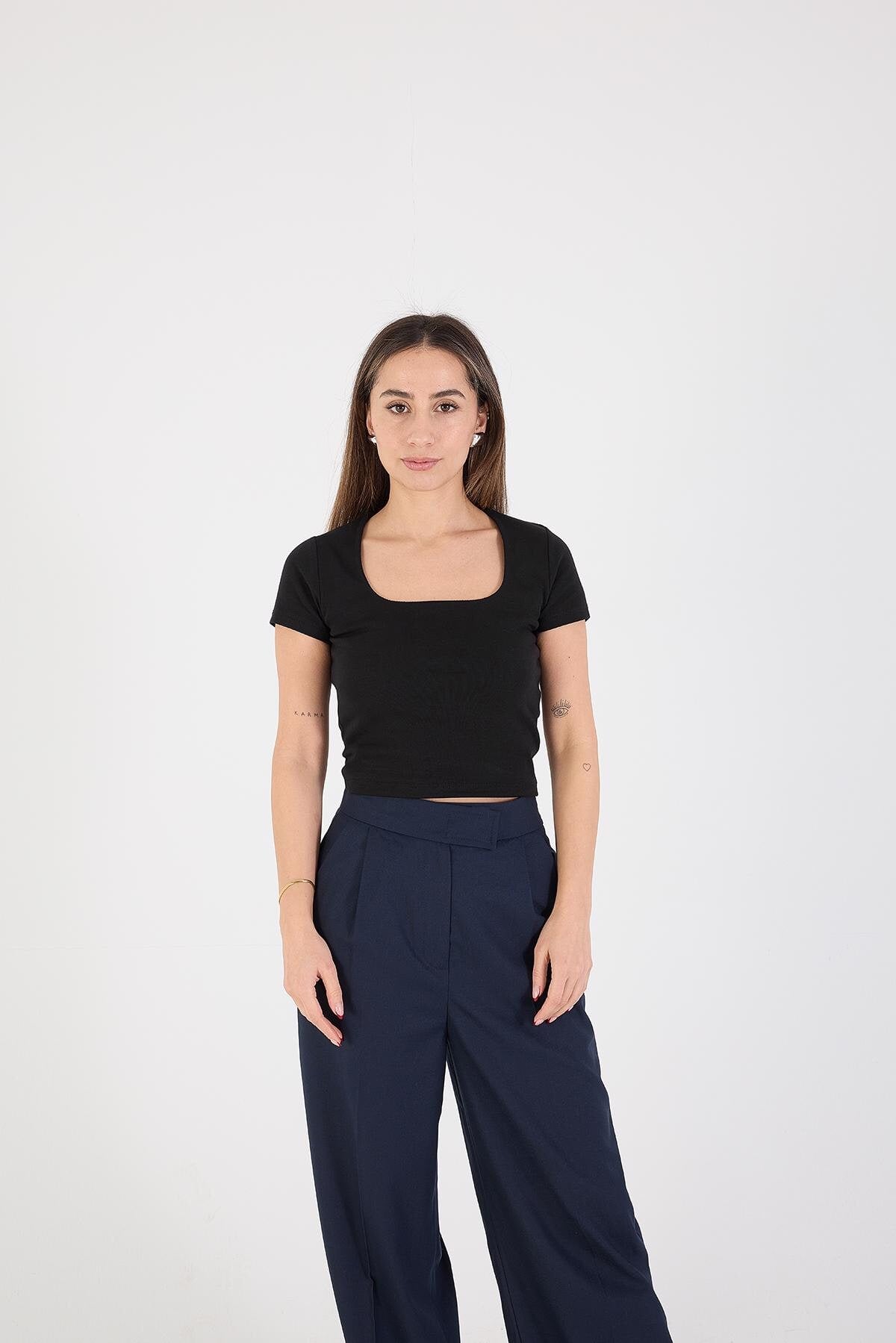 Black_Square-Neck-Basic-Blouse-With-Short-Sleeve-addax