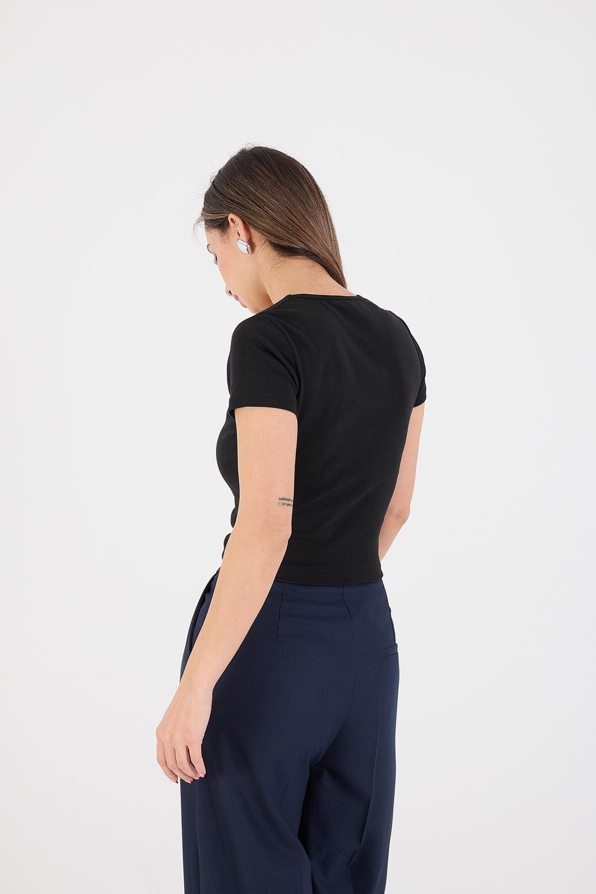 Black_Square-Neck-Basic-Blouse-With-Short-Sleeve-addax