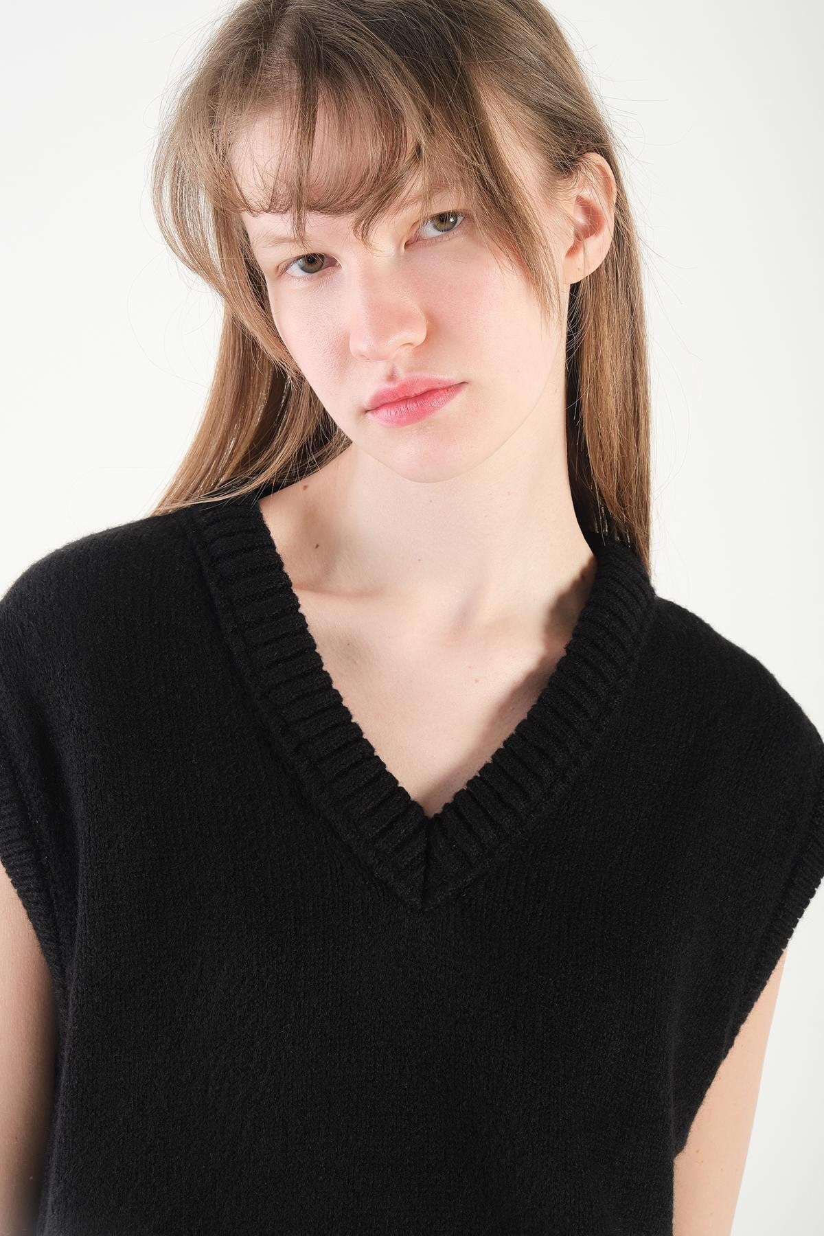 Black_V-Neck-Knit-Vest-addax