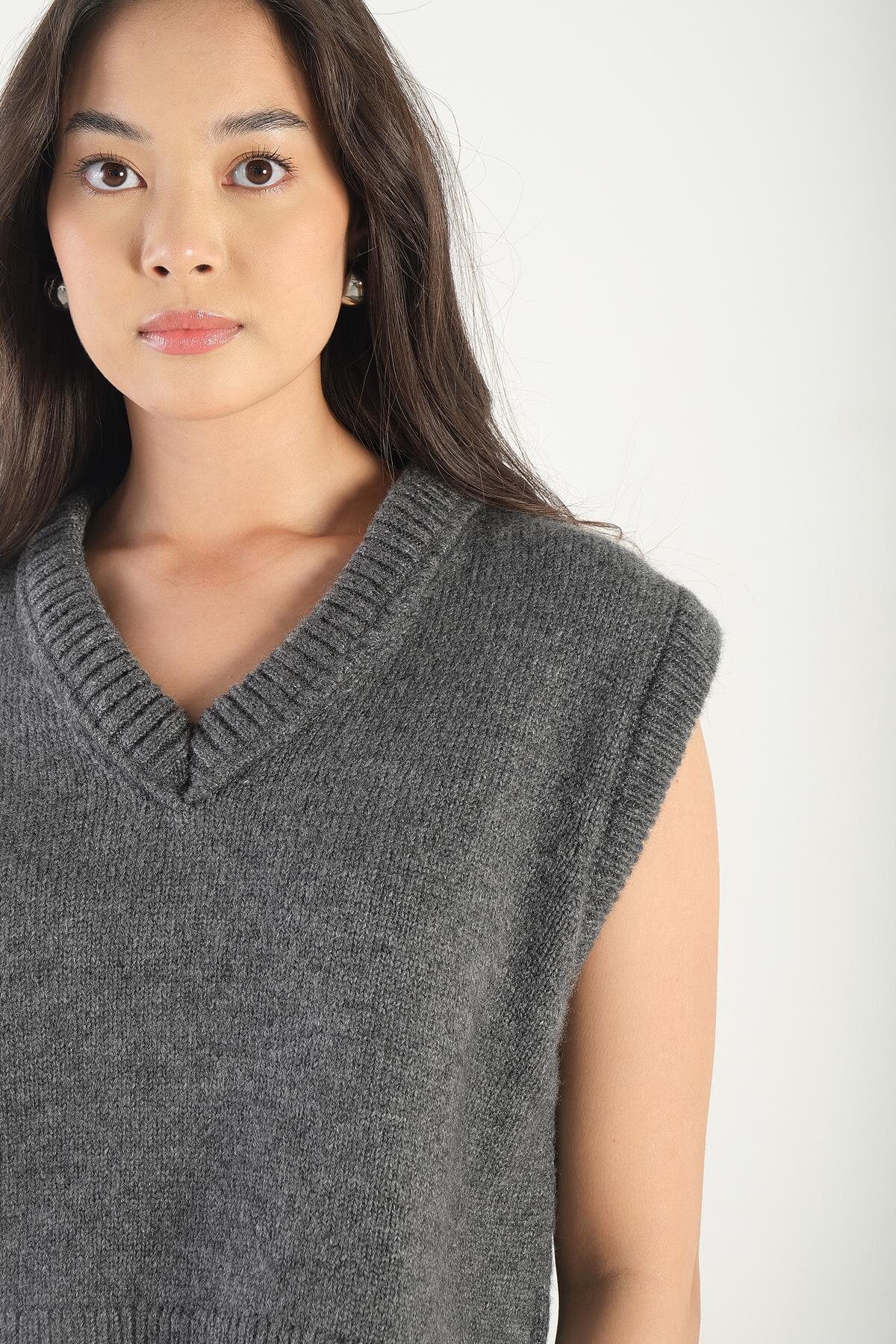 Charcoal_V-Neck-Knit-Vest-addax