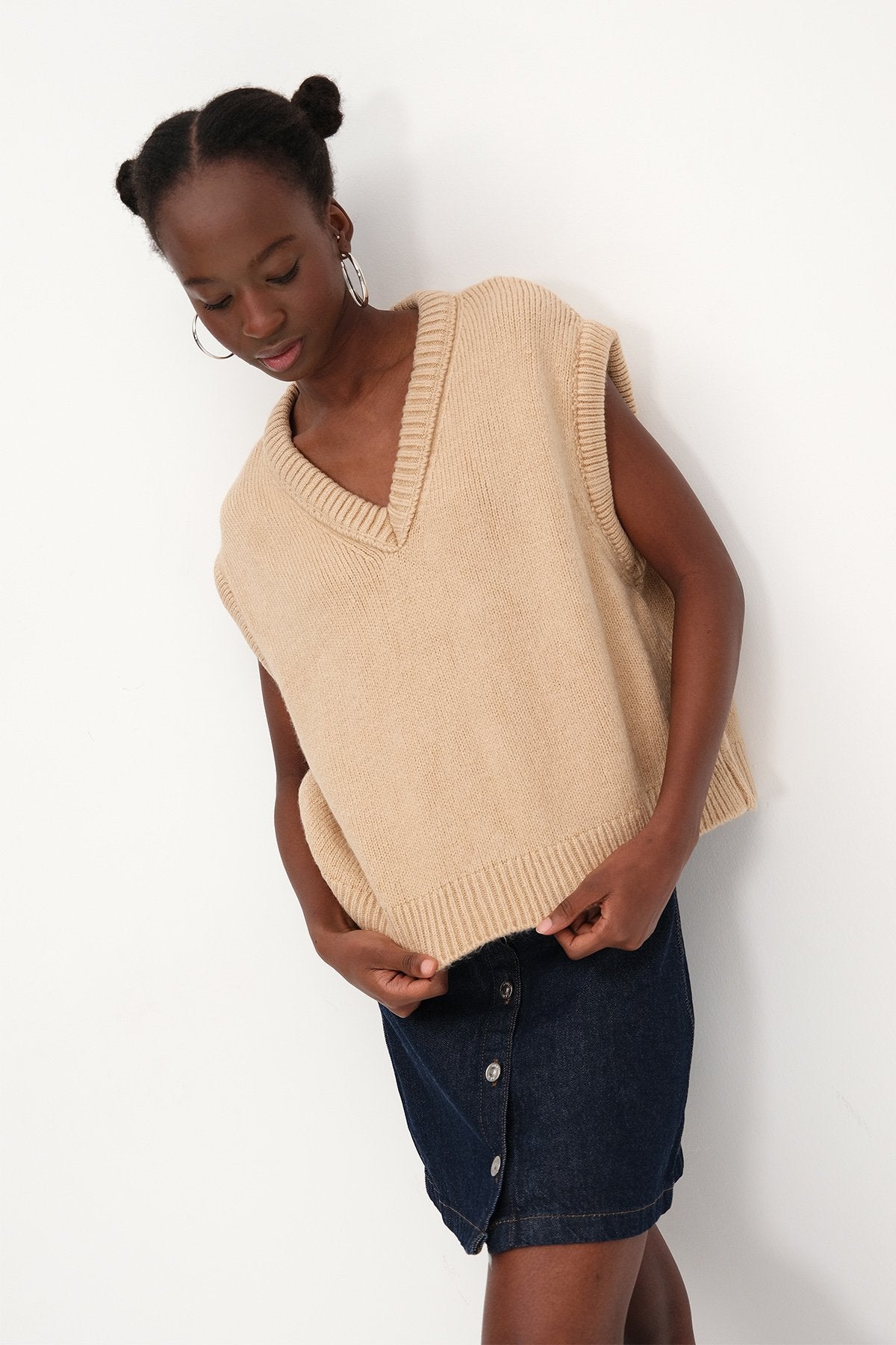 Beige_V-Neck-Knit-Vest-addax