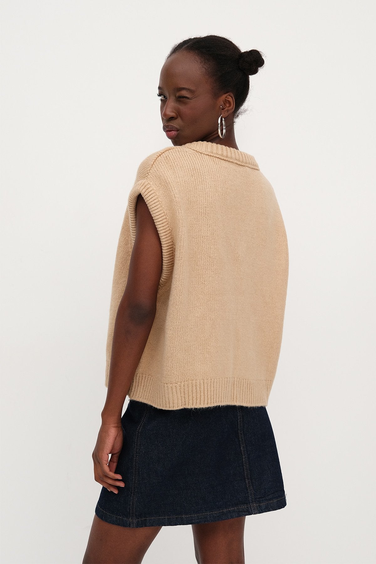 Beige_V-Neck-Knit-Vest-addax