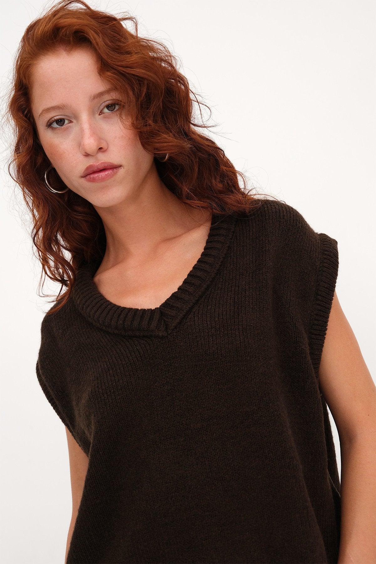 Bitter-Coffee_V-Neck-Knit-Vest-addax