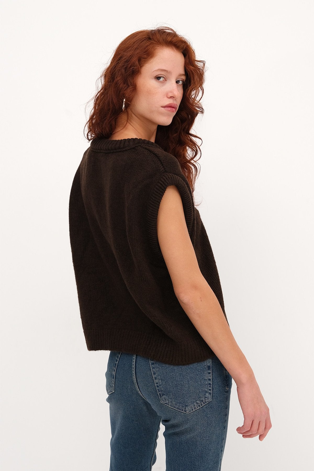 Bitter-Coffee_V-Neck-Knit-Vest-addax
