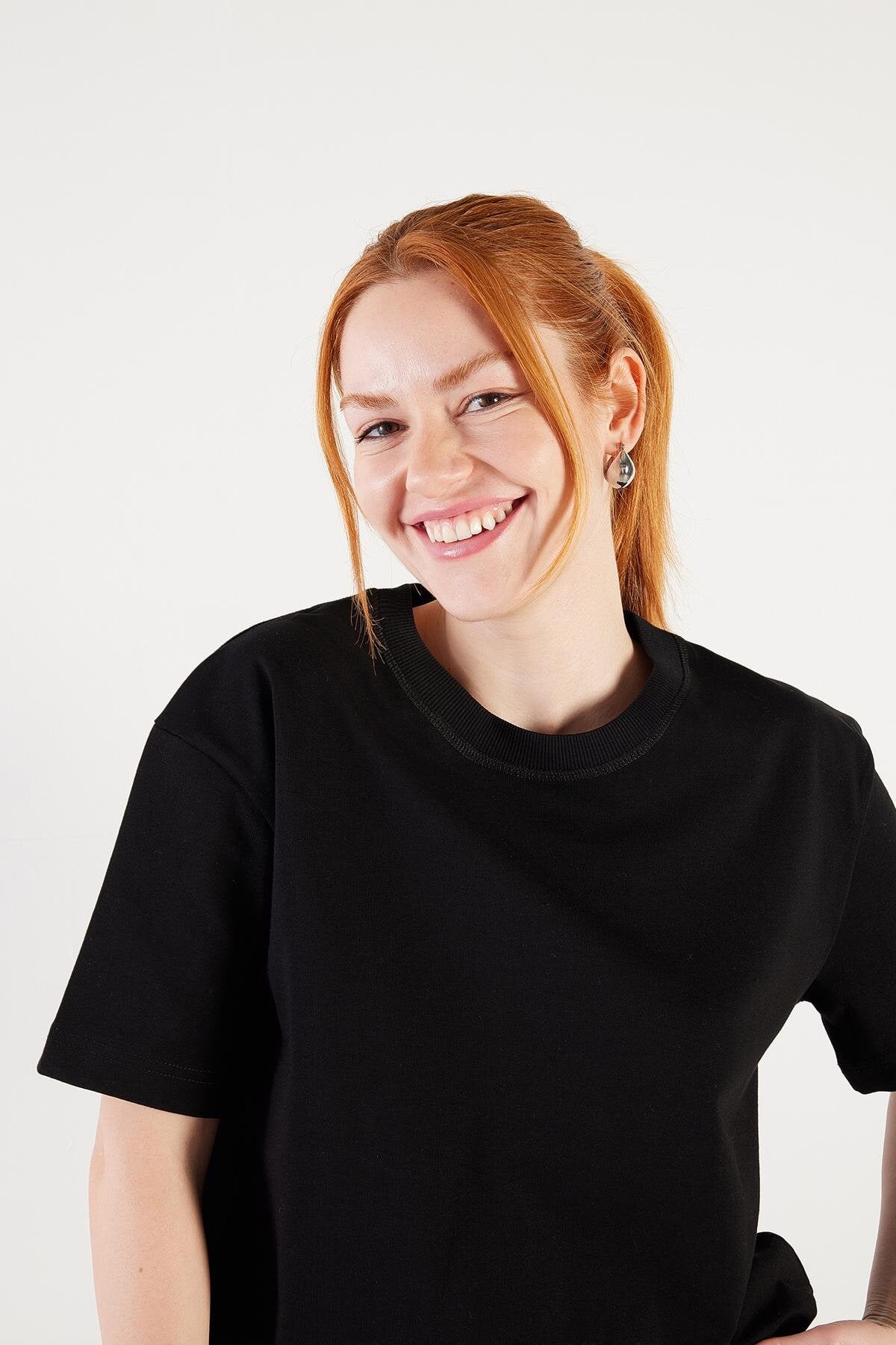 Black_Round-Neck-Basic-T-shirt-addax