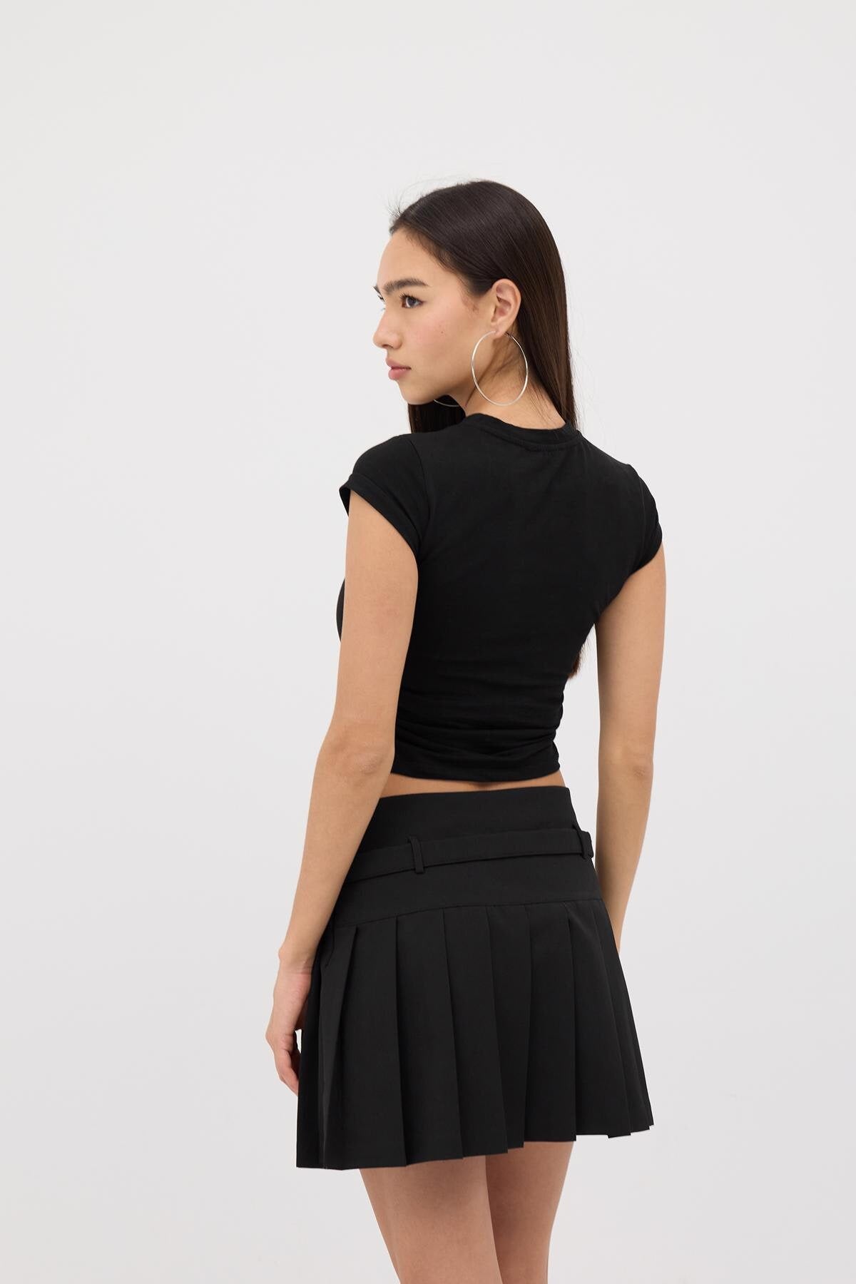 Black_Crew-Neck-Side-Gathered-Blouse-addax
