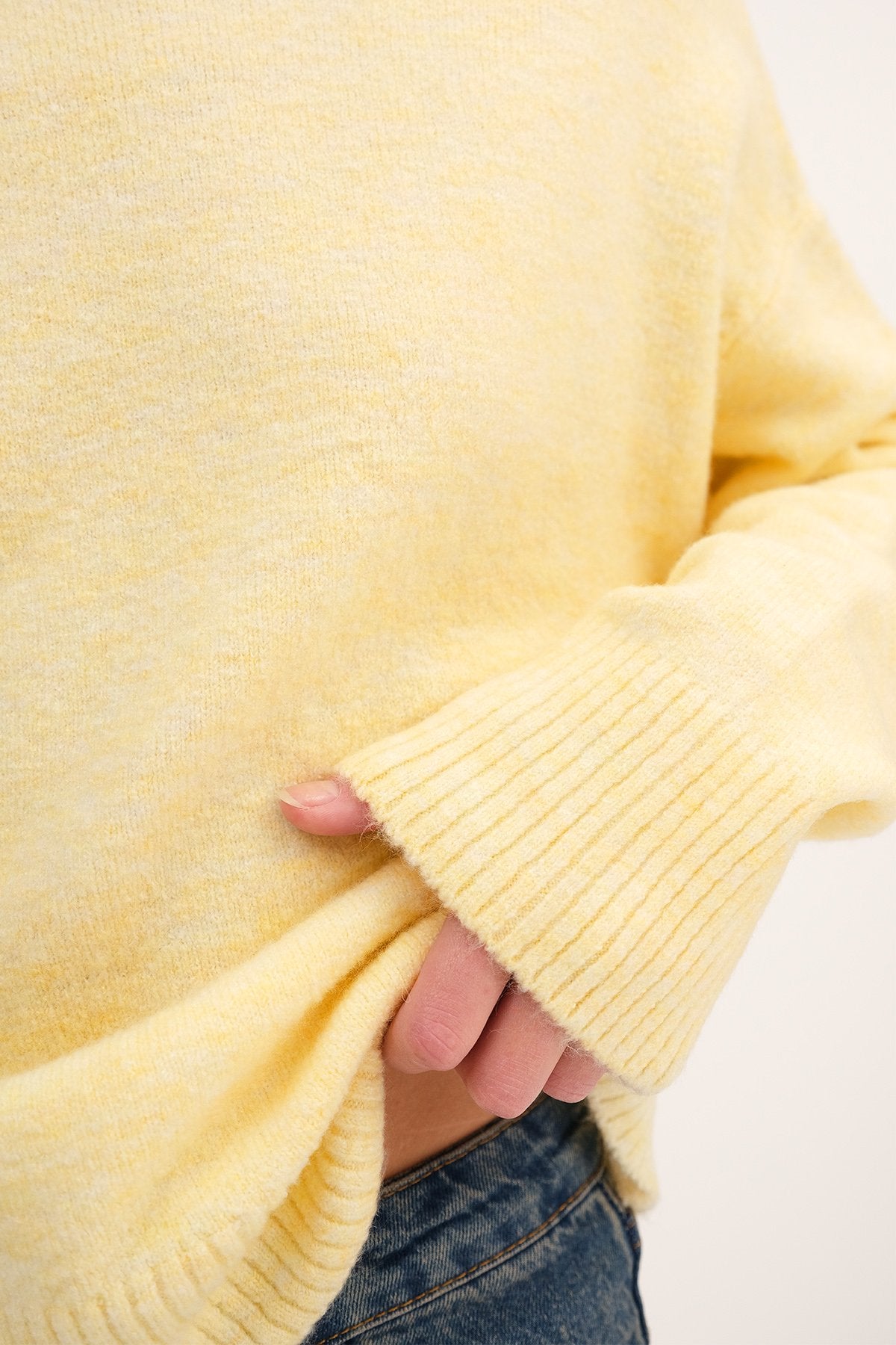 Light-Yellow_Crew-Neck-Long-Sleeve-Knitwear-Sweater-addax
