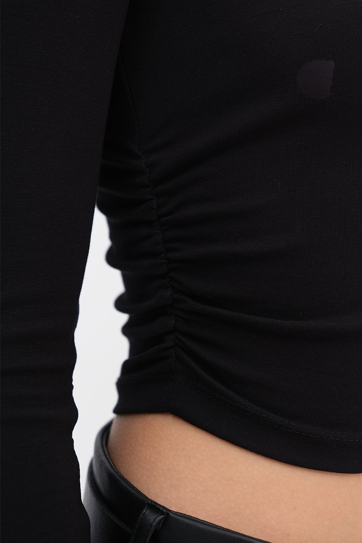 Black_Crew-Neck-Basic-Blouse- with-Gathered-Sides-addax